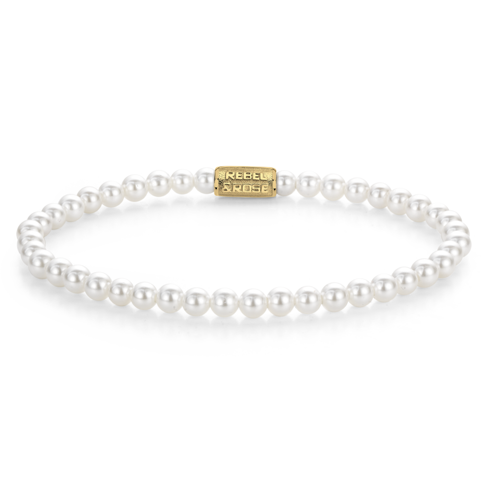 Armband gemaakt van 4mm parels (shell pearls). Shell pearls bestaan uit het parelmoer van de binnenkant van de oester. De sluiting is gemaakt van 18 karaat goud ion-plated edelstaal.