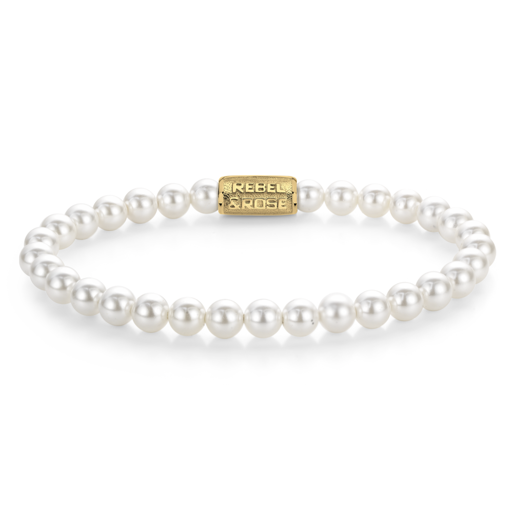 Armband gemaakt van 6mm parels (shell pearls). Shell pearls bestaan uit het parelmoer van de binnenkant van de oester. De sluiting is gemaakt van 18 karaat goud ion-plated edelstaal.
