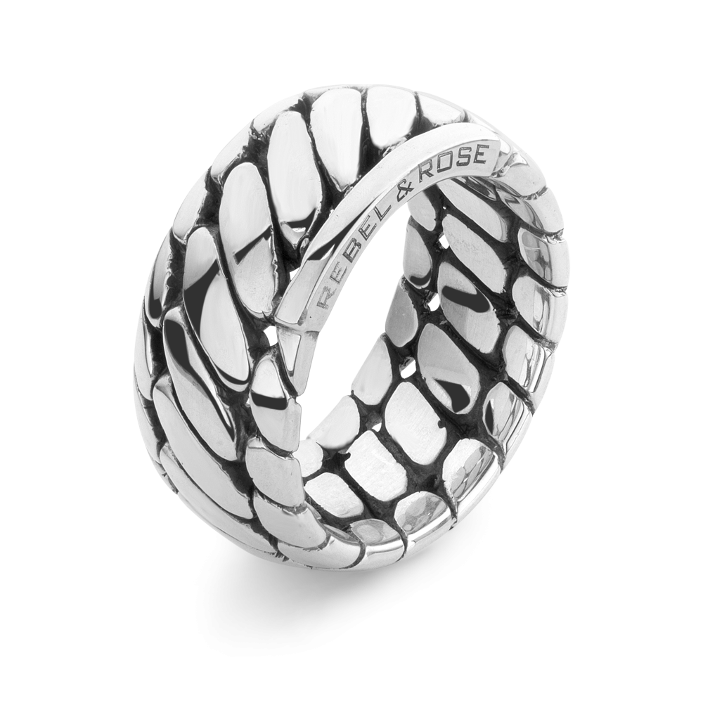 De Ring Apollo Ten 69 (Ø22) - 8,7 gr. 925, modelnummer RR-RG053-S-69, is een elegante zilveren ring van 18,60 gram. Met een breedte van 10 mm en maat 69, biedt het een comfortabele pasvorm. Ideaal om elke dag te dragen of voor speciale gelegenheden, het voegt een vleugje verfijning toe aan elke outfit.