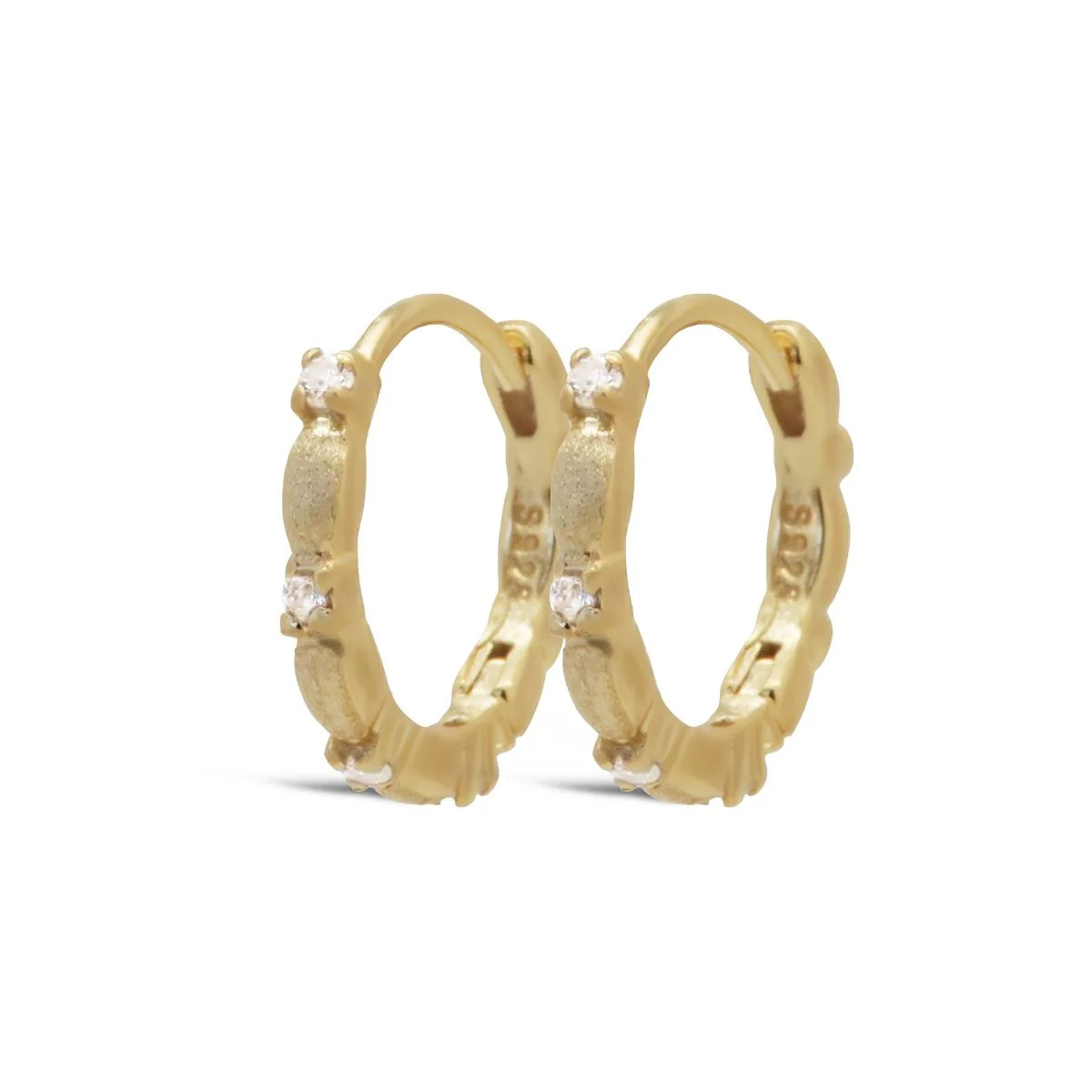 De zilverkleurige Karma OLIV oorringen van 15 mm zijn afgewerkt met witte steentjes. Een elegant ontwerp met scharniersluiting.