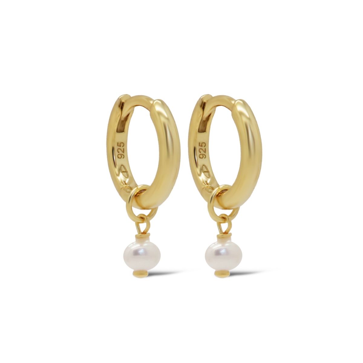 Dit zijn onze PIXIE Parel Oorringen. De oorbellen zijn verkrijgbaar in 925 sterling zilver of met een 14K gouden plating.