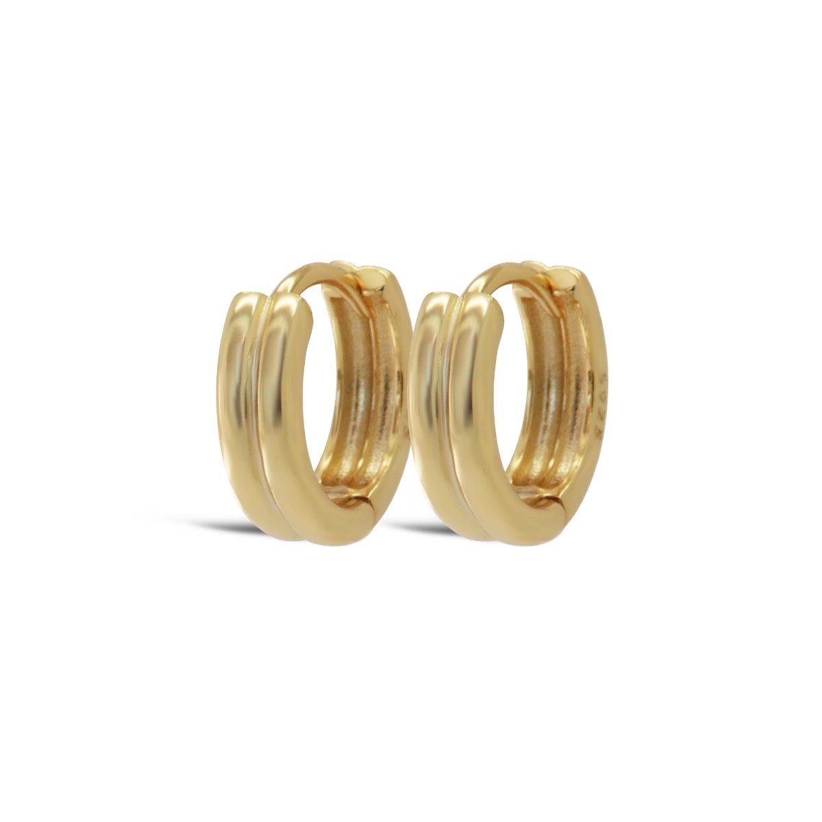 Dit zijn onze NORRA Ribbed Oorringen. De oorbellen zijn verkrijgbaar in 925 sterling zilver of met een 14K gouden plating. 