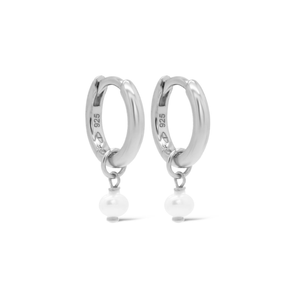 Dit zijn onze PIXIE Parel Oorringen. De oorbellen zijn verkrijgbaar in 925 sterling zilver of met een 14K gouden plating.