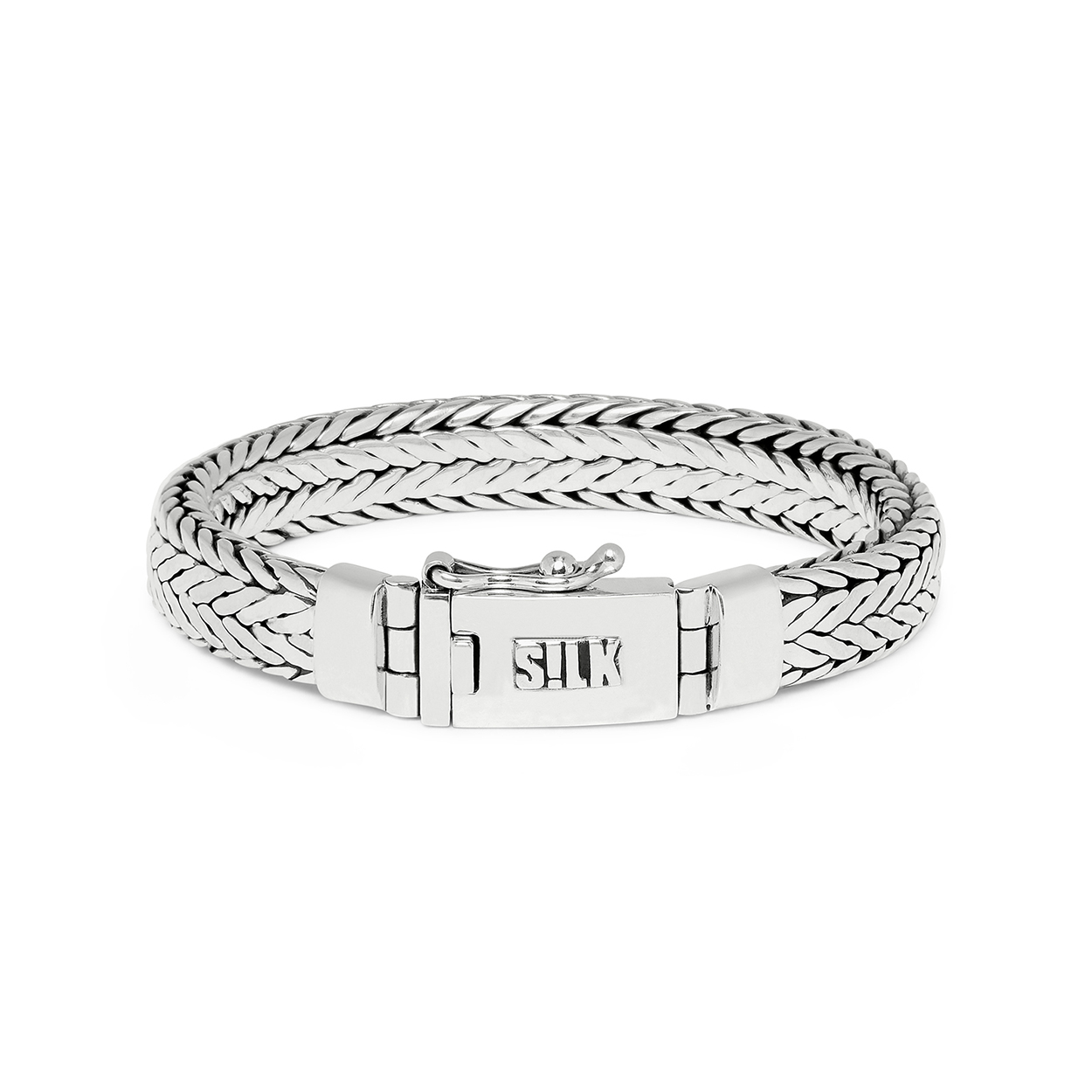 SILK biedt een brede collectie sterling zilveren armbanden, ringen, colliers en hangers voor mannen en vrouwen. De zilveren sieraden staan bekend om het massieve karakter, de tijdloze stoere designs en verfijnde afwerking.