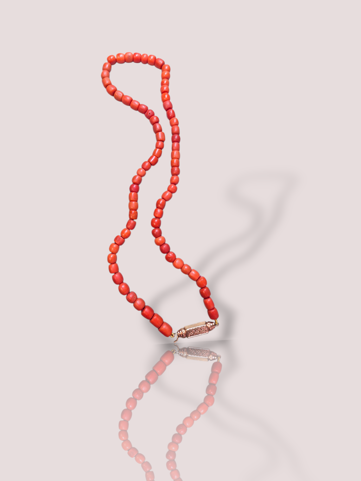Dit vintage bloedkoralen collier van 57 cm met gouden slotje is een uniek juweel van een ongedefinieerd merk. Draag het als een statement-stuk op een effen top of jurk om zijn klassieke schoonheid en tijdloze elegantie te benadrukken.

Het collier is 57 cm lang met prachtige gelijk gekleurde bloedkoralen. 