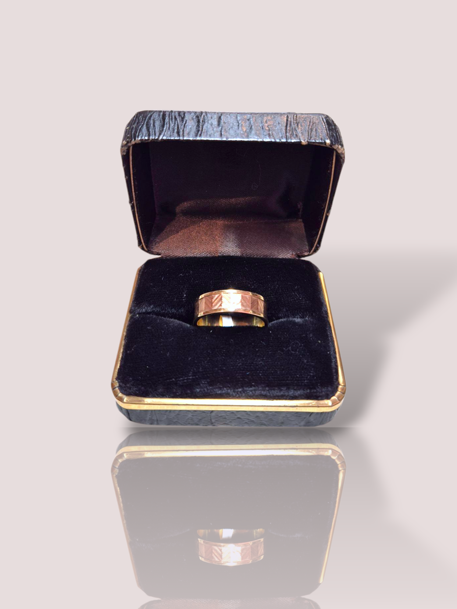 Deze 14k bicolor trouwring combineert prachtig rosé- en geelgoud. De ring is een elegant sieraad dat zowel stijl als verfijning toevoegt aan elke gelegenheid en dus de perfecte trouwring kan zijn! Draag deze ring aan je ringvinger om een tijdloze en elegante uitstraling te creëren. Perfect voor zowel dagelijks gebruik als speciale gelegenheden. Kwaliteit en stijl in één!

De ring is 6 mm breed en mooi plat.
