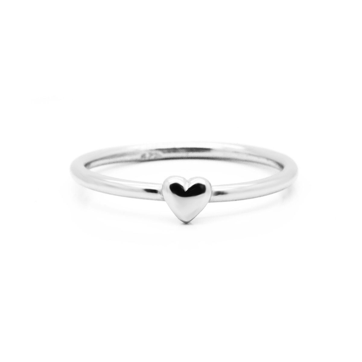 Dit is onze Heart stapelring. Onze sieraden zijn verkrijgbaar in 925 sterling zilver of met een 14K gouden of rosegouden plating.