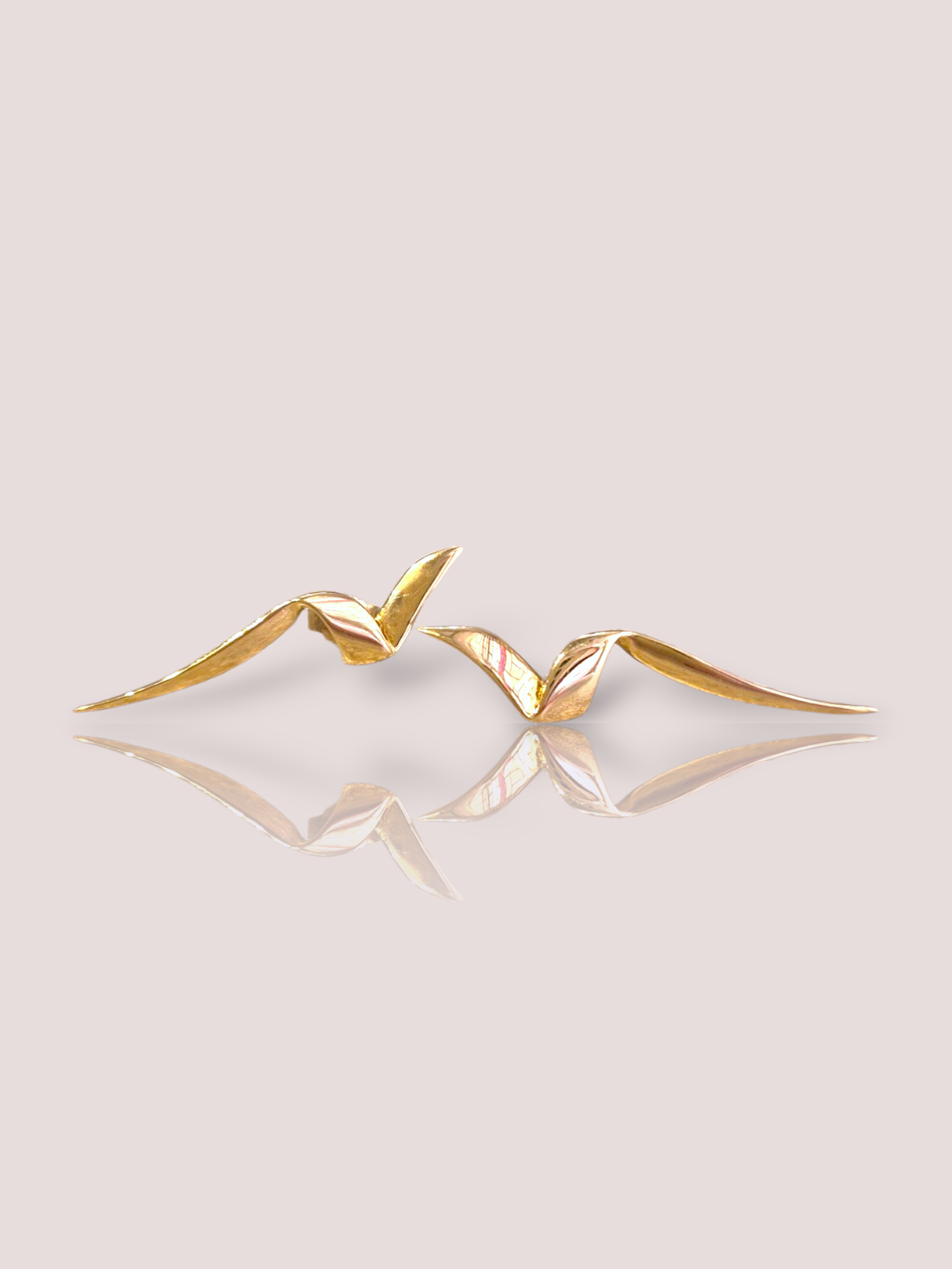Deze prachtige oorstekers zijn gemaakt van 18k geelgoud en ontworpen door Paloma Picasso voor Tiffany & Co. De oorstekers hebben een elegante en tijdloze uitstraling en zijn perfect voor dagelijks gebruik of speciale gelegenheden. Draag ze alleen voor een subtiele touch of combineer ze met andere sieraden voor een gelaagde look. De beste manier om deze oorstekers te dragen is door ze te combineren met een chique outfit voor een stijlvolle uitstraling.