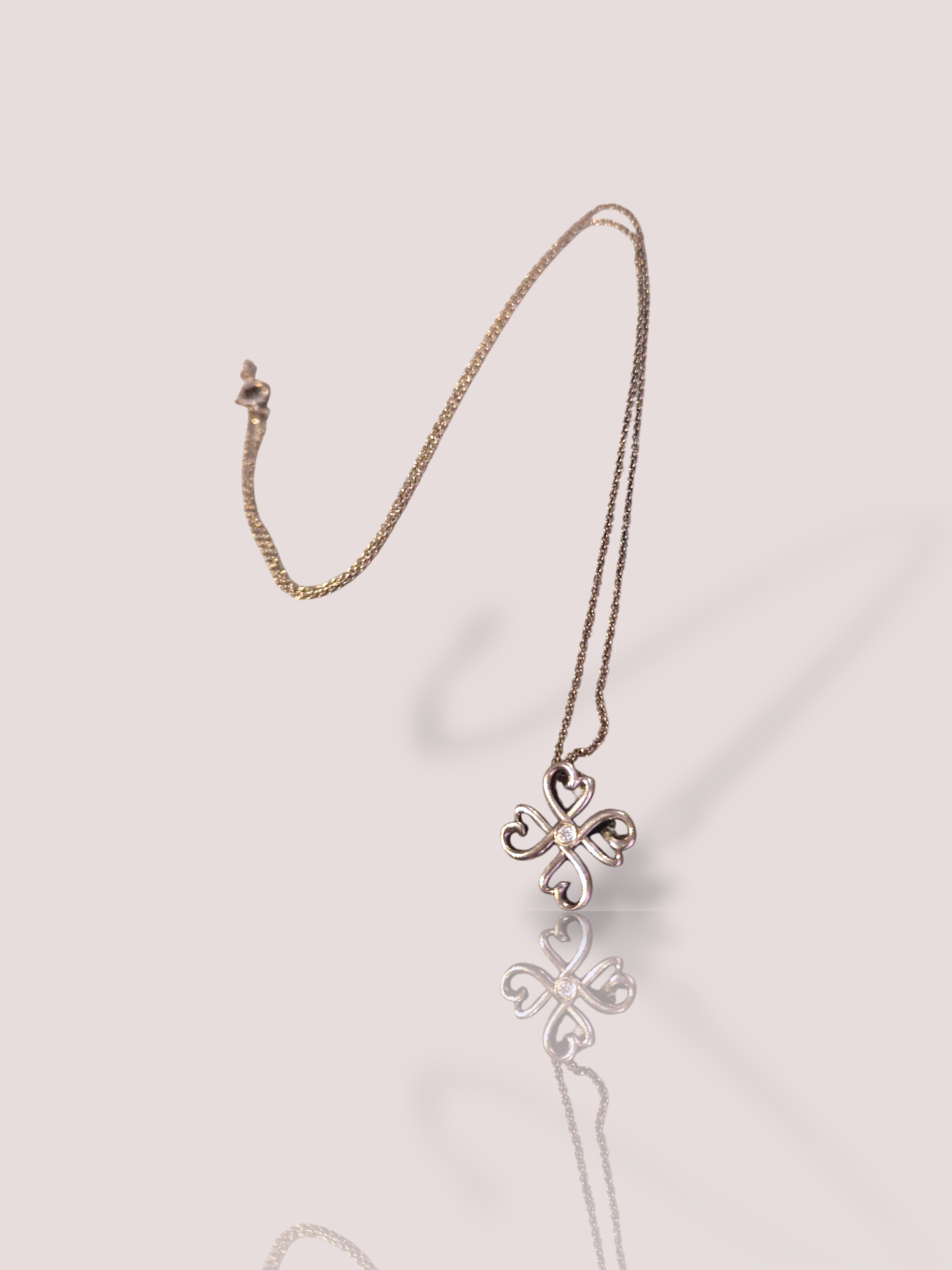 Deze Tiffany & Co Vintage zilveren ketting 'loving hear' en een diamanten accent ontworpen door Paloma Picasso is een tijdloos juweel dat elke outfit elegantie en stijl geeft. Draag het op zichzelf als een statementstuk of laag het met andere kettingen voor een trendy look. Een perfect accessoire voor elke gelegenheid. De ketting is 44 cm lang.