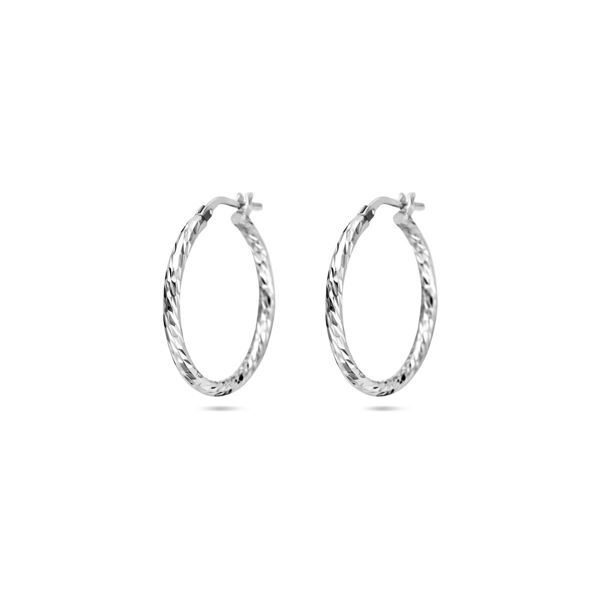 Oorringen zilver , met een diameter van 25 mm en een breedte van 2 mm. Ze zijn glanzend en wegen 1,88 g. Deze creolen zijn perfect voor dagelijkse elegantie en speciale gelegenheden. Combineer met bijpassende zilveren sieraden voor een verfijnde look.