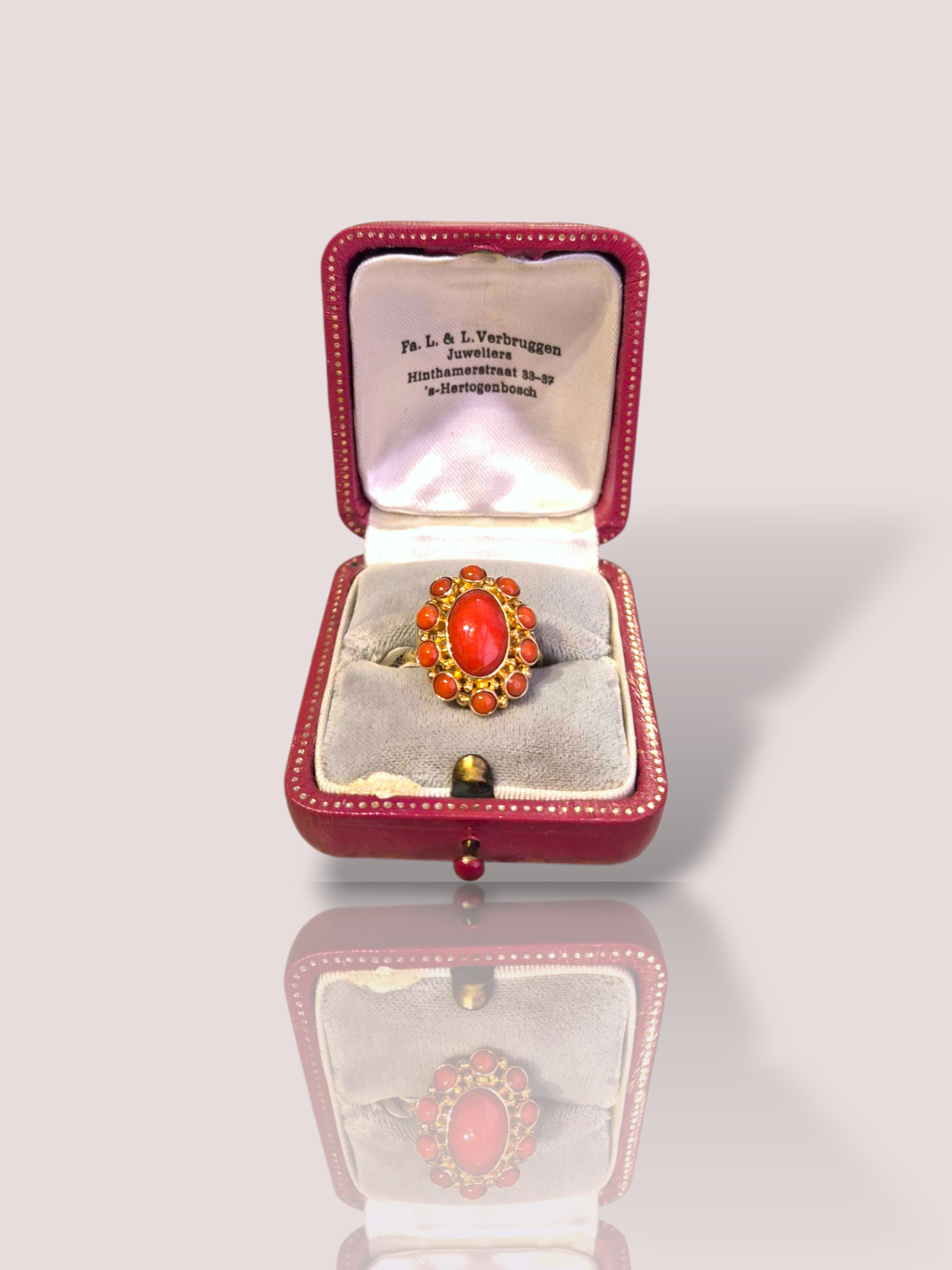 Deze prachtige vintage 14k geel gouden ring is bezet met een grotere bloedkoraal in het midden omringd door kleinere bloedkoralen. De ring straalt elegantie en klasse uit, en is een uniek sieraad dat perfect past bij elke outfit. Draag deze ring alleen of combineer hem met andere gouden sieraden voor een stijlvolle en tijdloze look. Een must-have voor elke sieradenliefhebber!

