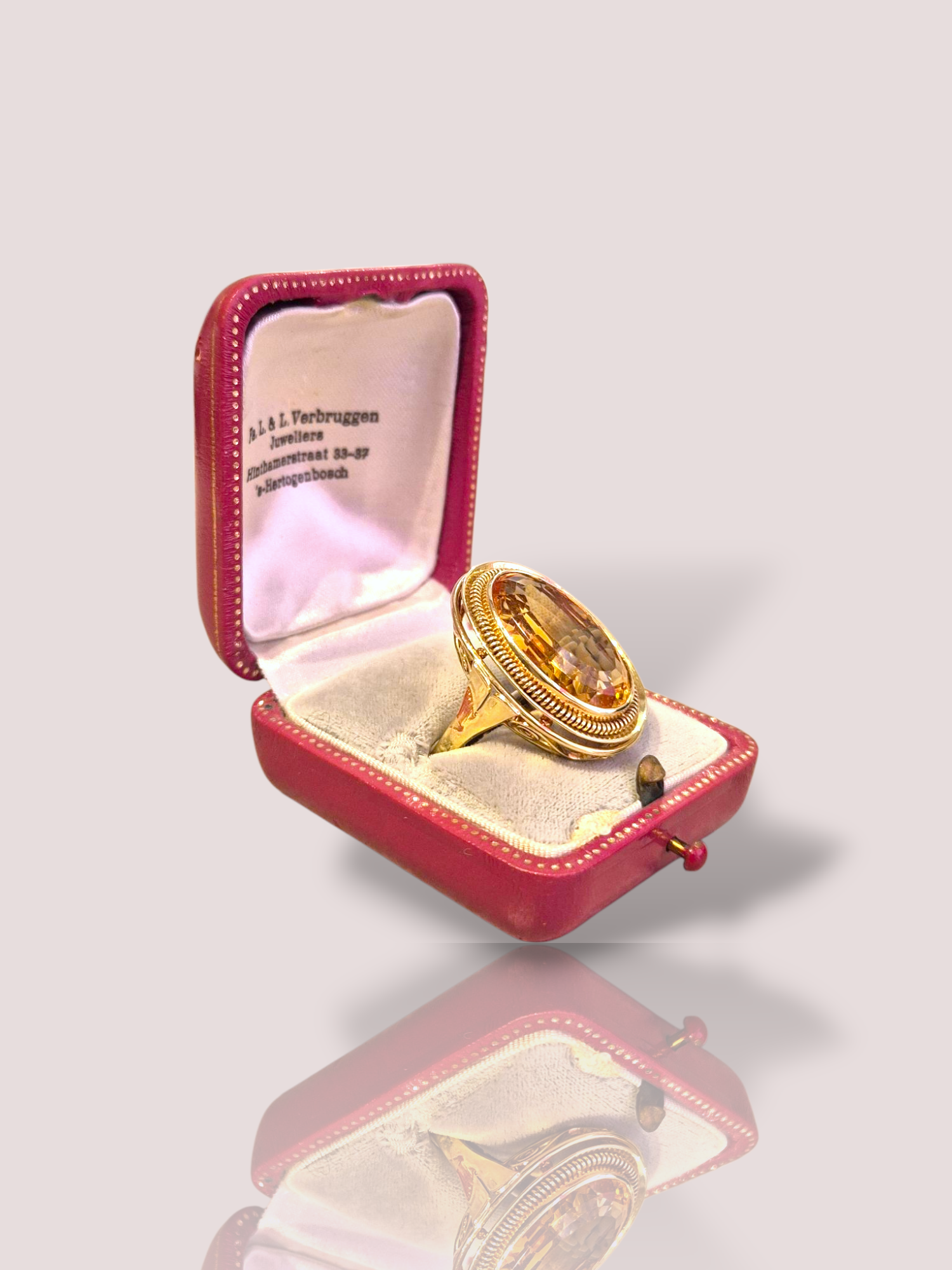 Deze vintage 14k gouden ring met citrien heeft een prachtige uitstraling dankzij de heldere citrien steen. Het geelgouden design geeft de ring een klassieke en elegante look. Draag deze ring solo voor een subtiele touch of combineer hem met andere gouden sieraden voor een luxe uitstraling. De perfecte aanvulling voor elke sieradencollectie.

De citrien is 2,2 bij 1,5 cm.