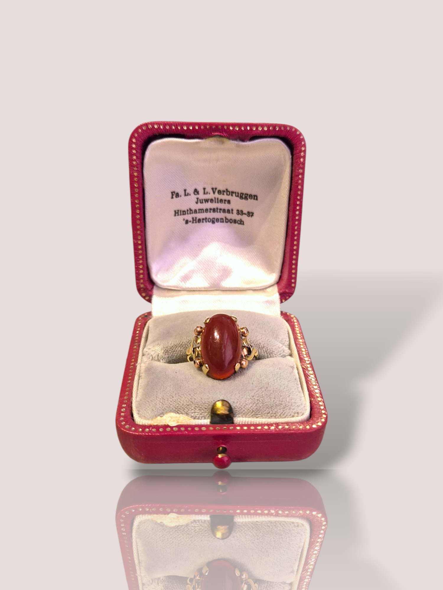 Deze prachtige vintage ring is gemaakt van 14k geel goud en heeft een schitterende carneool steen. De ring heeft een klassiek ontwerp en is perfect om dagelijks te dragen of voor speciale gelegenheden. Combineer deze ring met andere gouden sieraden voor een elegante look. Voeg deze tijdloze ring toe aan je collectie voor een vleugje vintage glamour.

De carneool is 1,6 bij 1 cm. De ring kan desgewenst op maat gemaakt worden. 