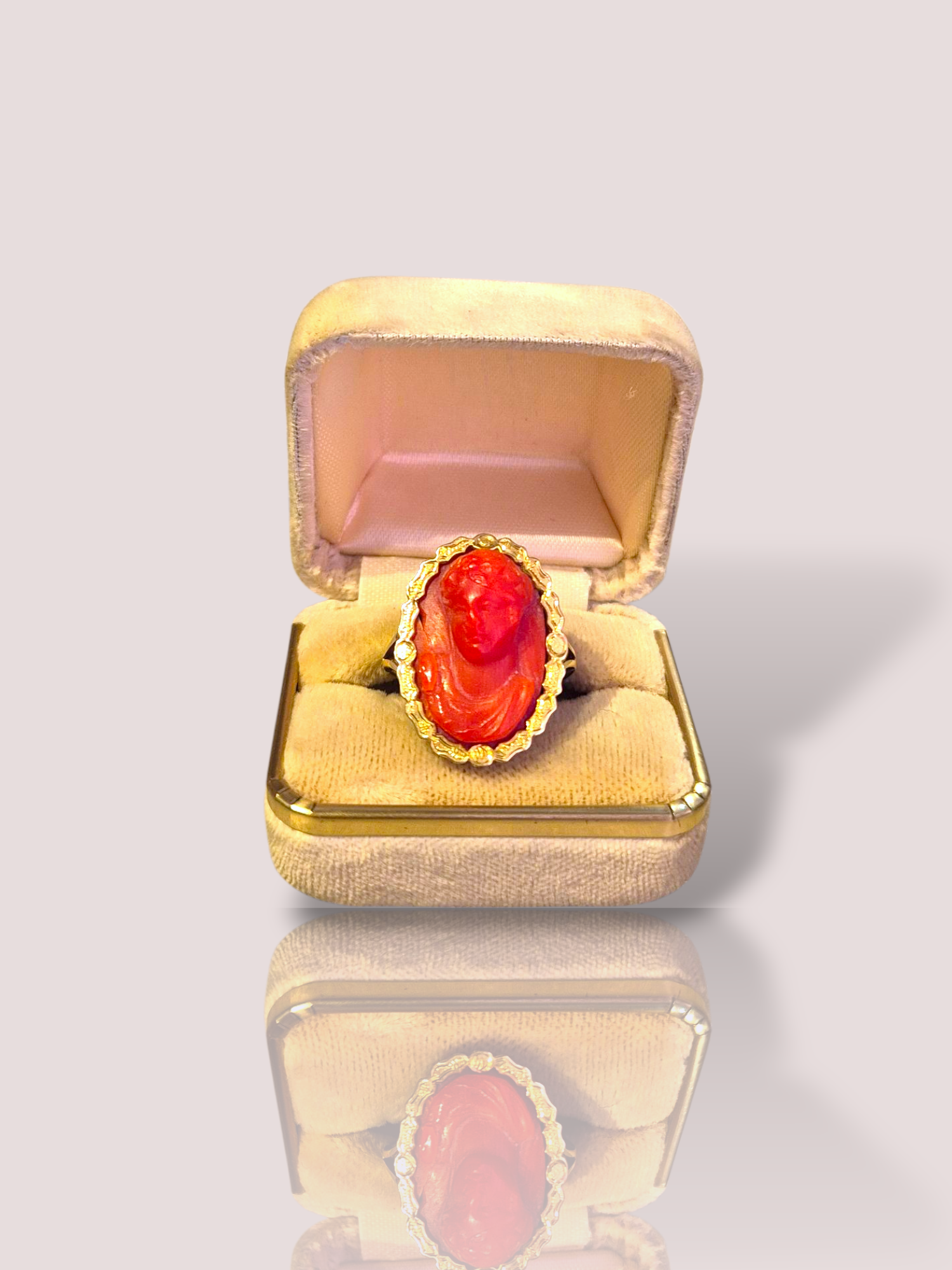 Deze prachtige vintage ring is gemaakt van 14 karaats geel goud en heeft een bloedkoraal cameeontwerp met de beeltenis van een an. De ring is perfect voor liefhebbers van antieke sieraden en heeft een tijdloze uitstraling. Draag deze ring bij speciale gelegenheden of gewoon als dagelijkse accessoire om je outfit een vleugje elegantie te geven. Geef je look een unieke touch met deze bewonderenswaardige ring!

De kleur van het bloedkoraal op de foto kan afwijken van de werkelijkheid.