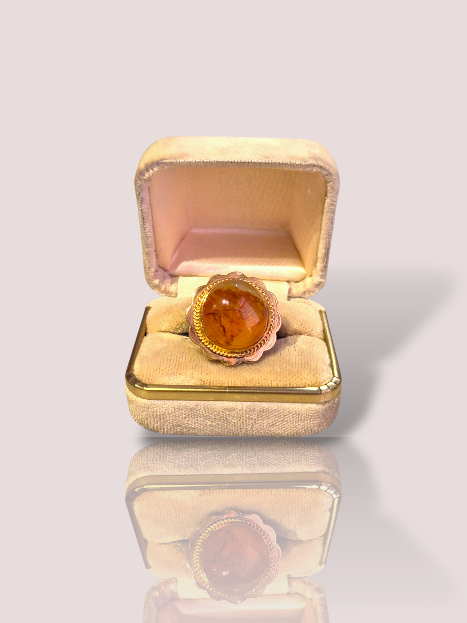 Deze prachtige vintage ring is gemaakt van 14k geelgoud en heeft een schitterende agaatsteen. De ring is perfect voor dagelijks gebruik en kan zowel solo gedragen worden als in combinatie met andere sieraden. De unieke stijl en kleur van de agaatsteen maken deze ring een echte eyecatcher. Een tijdloos en elegant sieraad voor elke gelegenheid.