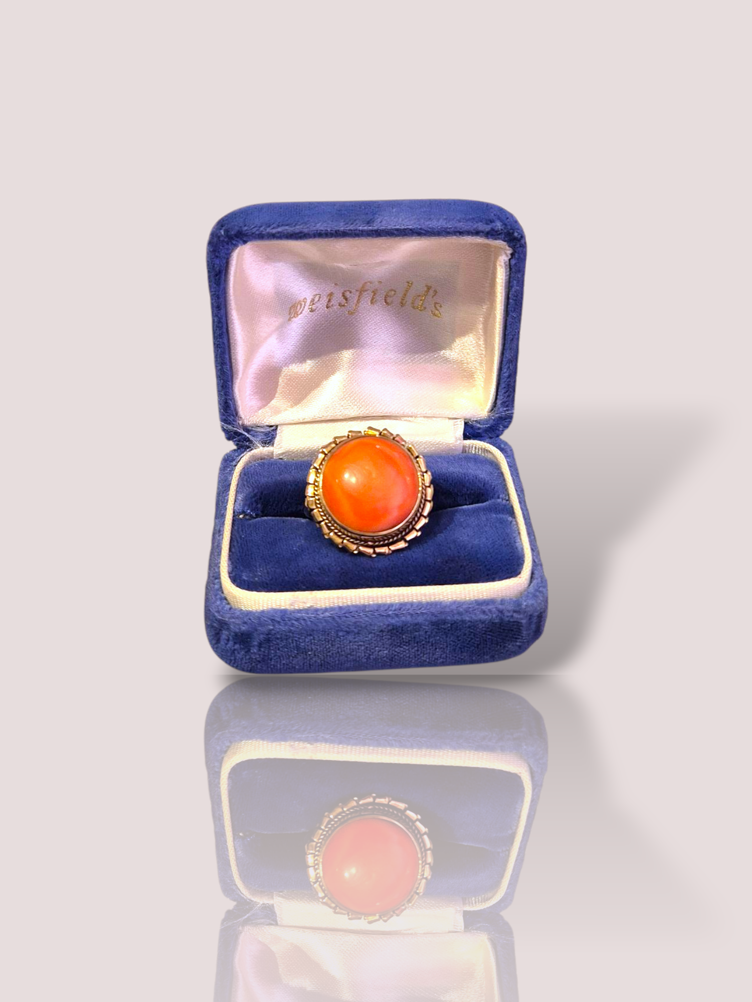 Deze prachtige 14k geel gouden ring is versierd met een grote bloedkoraalsteen met een diameter van 15,8 mm. De ring is perfect voor het toevoegen van een vleugje kleur en elegantie aan elke outfit. Draag dit juweel op zichzelf als een statementstuk of combineer het met andere gouden sieraden voor een gelaagde look. Een must-have accessoire voor elke stijlbewuste vrouw! De ring kan op maat gemaakt worden. De kleur van het bloedkoraal kan in werkelijkheid afwijken van de foto.