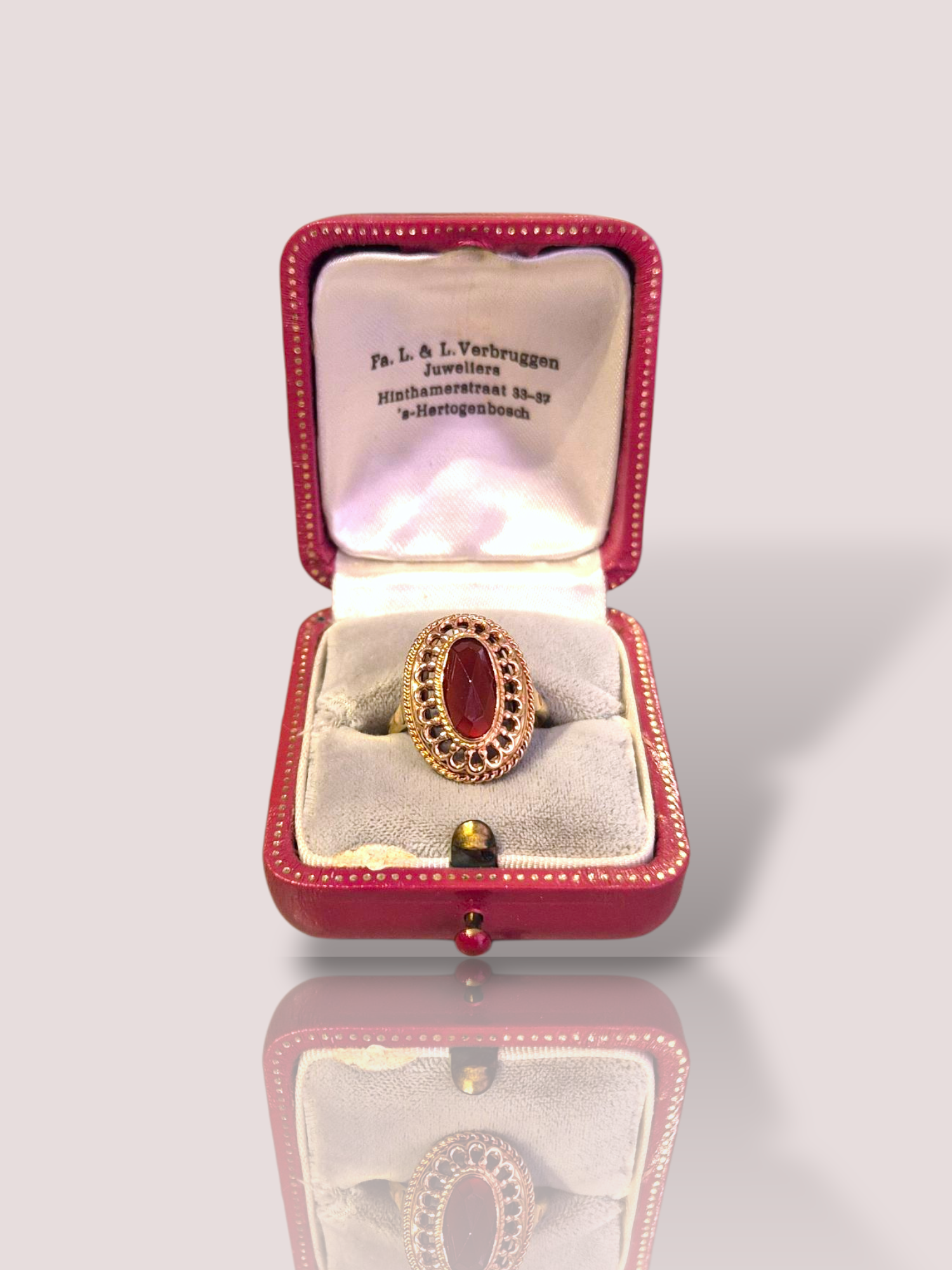 Deze prachtige vintage 14k geel gouden ring heeft een schitterende carneool edelsteen. De ring is tijdloos en elegant, perfect voor elke gelegenheid. Draag deze ring alleen of combineer hem met andere gouden sieraden voor een luxe uitstraling. Met zijn unieke kleur en subtiele glans zal deze ring zeker de aandacht trekken. Voeg deze unieke ring toe aan je collectie en straal altijd in stijl!

De carneool is 11 bij 6 mm.