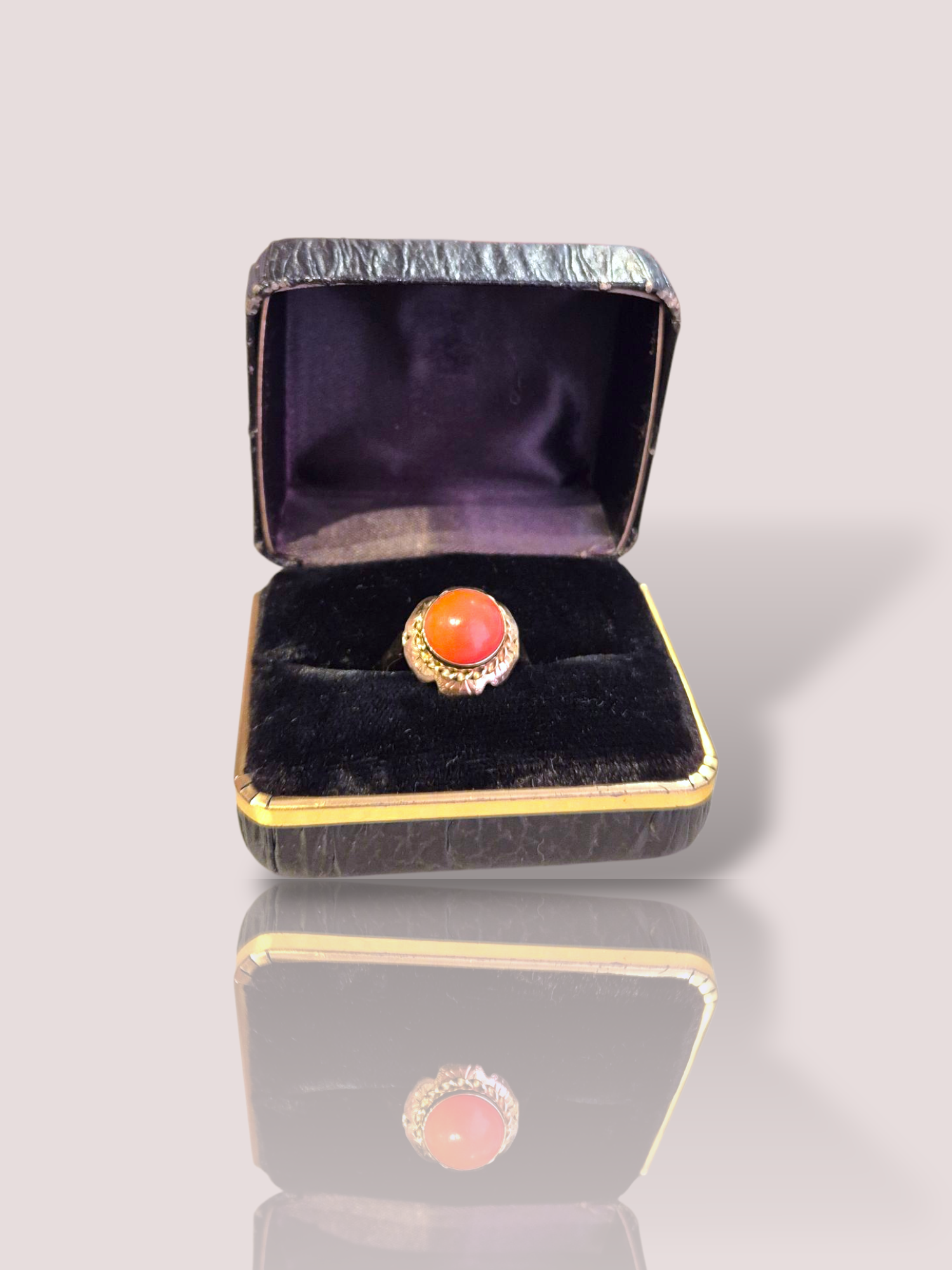Deze prachtige vintage ring is gemaakt van 14 karaat geelgoud en heeft een mooie bloedkoraal steen. De diameter van het bloedkoraal is 1 cm. De ring is klassiek en tijdloos, perfect voor elke gelegenheid. Draag hem alleen als statement stuk, of combineer met andere gouden sieraden voor een gelaagde look. Een echte eyecatcher die zeker bewondering zal oogsten!

De kleur van het bloedkoraal op de foto kan in werkelijkheid iets afwijken. De ring kan desgewenst op maat gemaakt worden. 