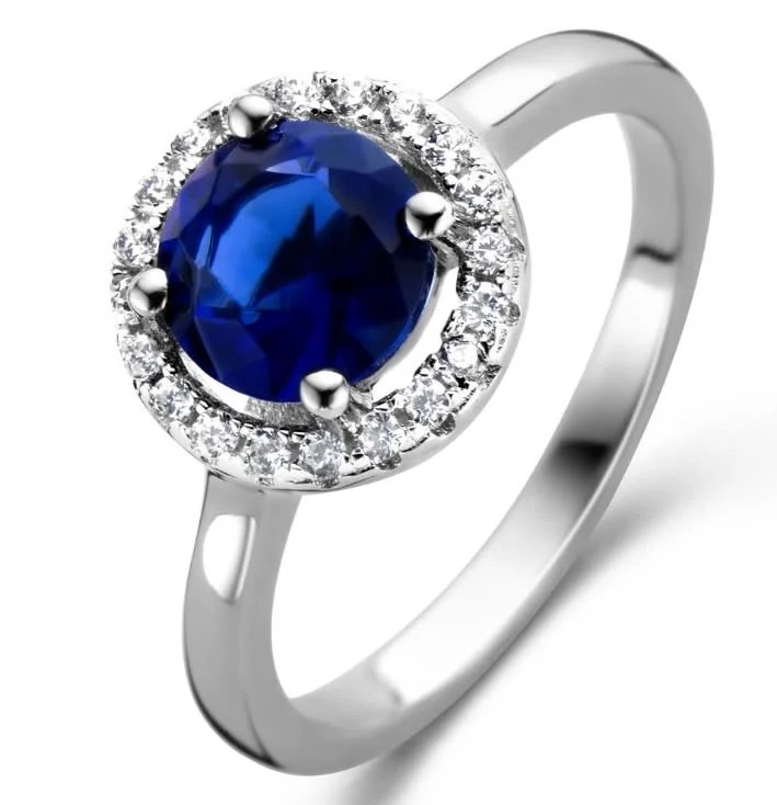 Deze ring is vervaardigd uit zilver en is voorzien van blauwe en witte zirconia's. De maat van deze ring is 52