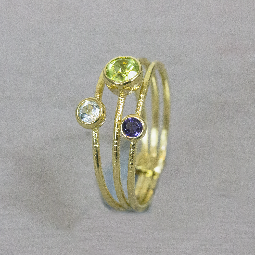 Ring bestaande uit drie losse ringen, met ieder een eigen edelsteen.