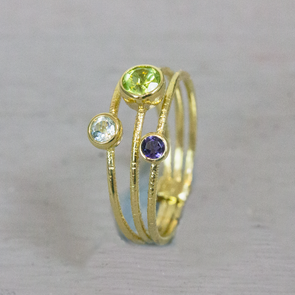 Ring bestaande uit drie losse ringen, met ieder een eigen edelsteen.