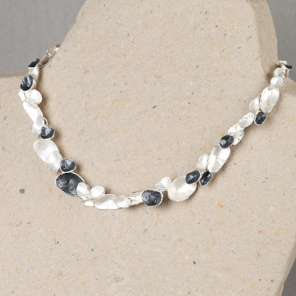 Collier gemaakt van 925 sterling zilver en geoxideerd zilver. De verschillende delen zilver lijken op schelpen. Combineer met een mooie armband, een ring en oorsieraden voor een complete look!