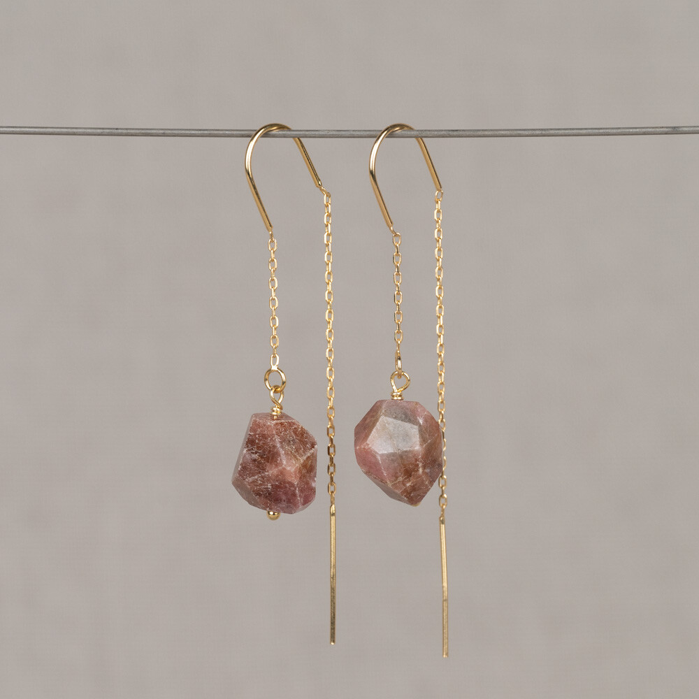 Doortrek oorbel gemaakt van zilver verguld in combinatie met de edelsteen Watermeloen Toermalijn. We noemen hem Watermeloen omdat deze steen bestaat uit roze en groen. Deze edelsteen komt uit de natuur en daarom kan het product dat je ontvangt qua kleur/vorm afwijken van het product op de foto. Ze zijn allemaal een beetje anders en daardoor ook helemaal uniek!