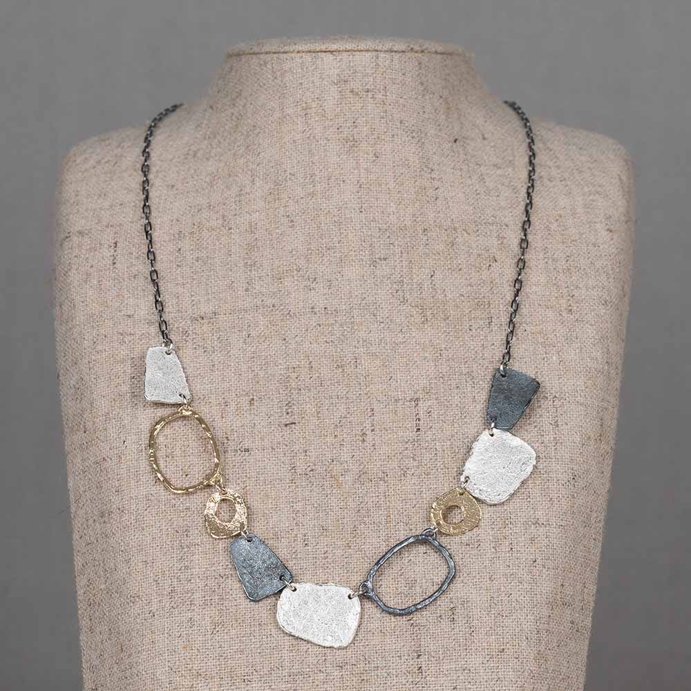 Sportief collier uit de collectie van Jeh Jewels! Dit collier is gemaakt van 925 (geoxideerd) sterling zilver en zilver verguld. Combineer met de bijpassende oorbellen voor een complete look!