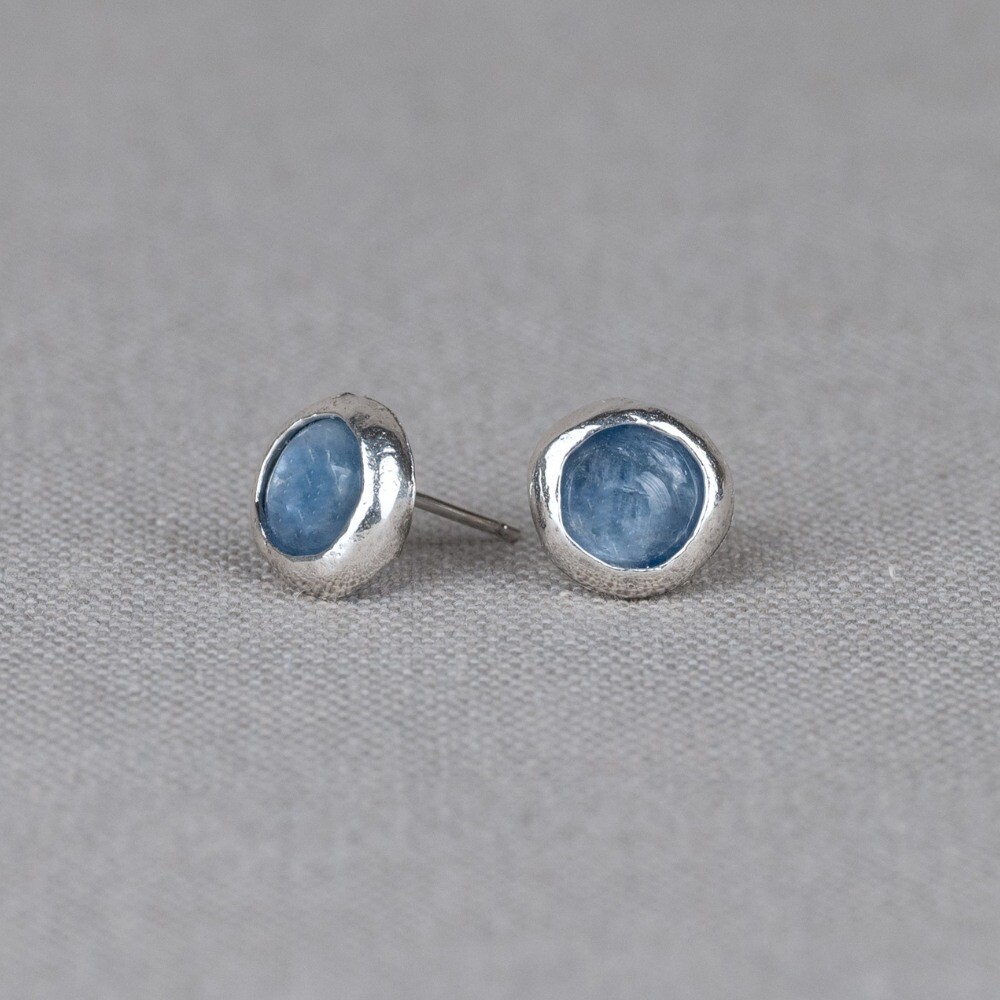 Oorknop gemaakt van 925 sterling oxy shiny zilver, oxy shiny is zilver wat geoxideerd is en daana weer gepoleisd. Hierdoos blijft het zilver kleurvast. In de de oorbel zit de edelsteen Kyaniet. Kyaniet is een spirituele steen met een kalmerende en evenwichtige werking. Combineer met de andere sieraden van Jeh Jewels.