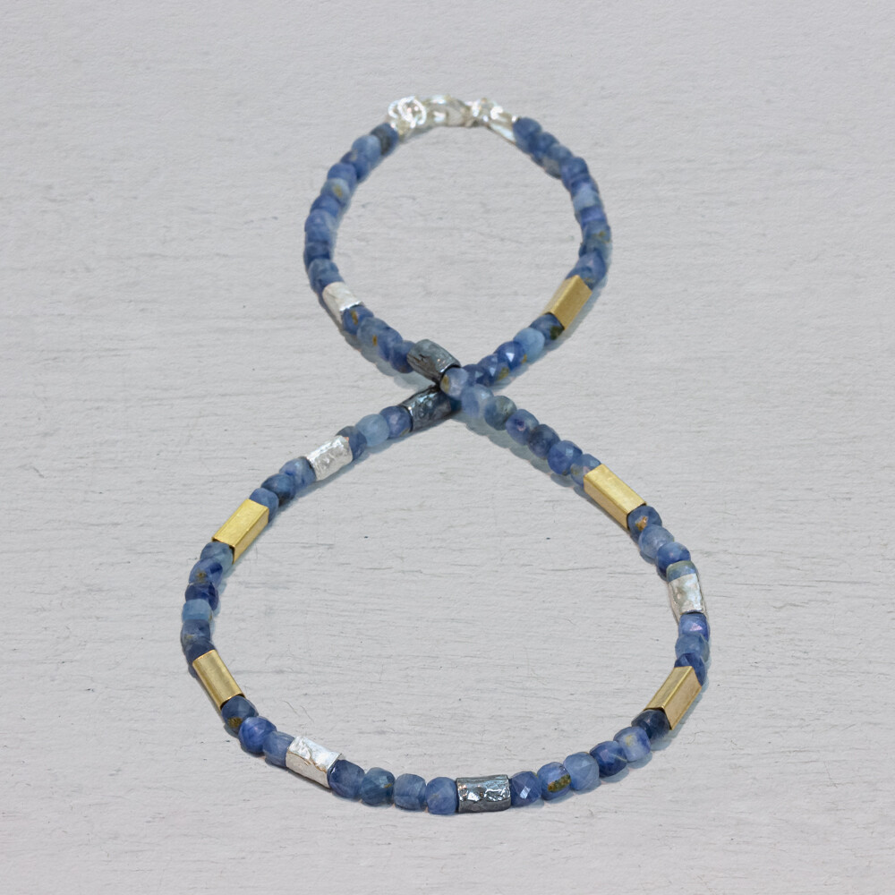 Collier uit de collectie van Jeh Jewels, gemaakt van 925 sterling zilver, geoxideerd zilver, Goldfilled en Kyaniet. Kyaniet is blauw van kleur en "The perfect match" bij al je favoriete spijkerbroeken. Draag haar samen met de bijpassende armband!