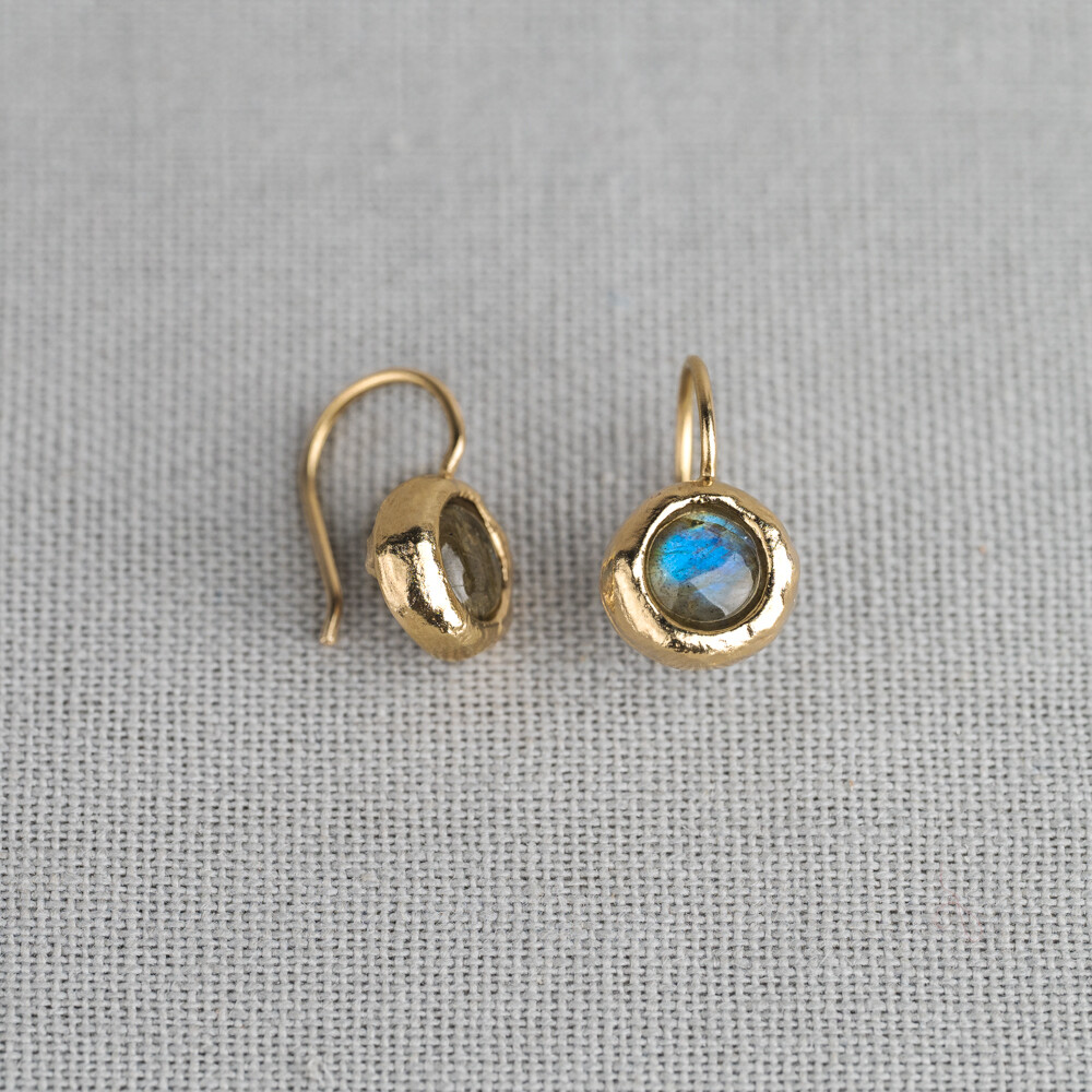 Oorhangers gemaakt van zilver verguld in combinatie met Labradoriet. Labradoriet is een magische, beschermende en spirituele steen. Draag deze oorbellen met het bijpassende collier!