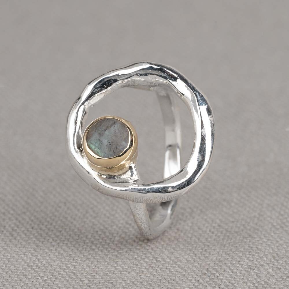Ring gemaakt van 925 sterling zilver in combinatie met een 9 karaat zetting met daarin de edelsteen Labradoriet. Labradoriet is een magische, beschermende en spirituele steen. Lees alles over deze edelsteen via onderstaande button! Combineer deze ring met andere sieraden van Jeh Jewels.