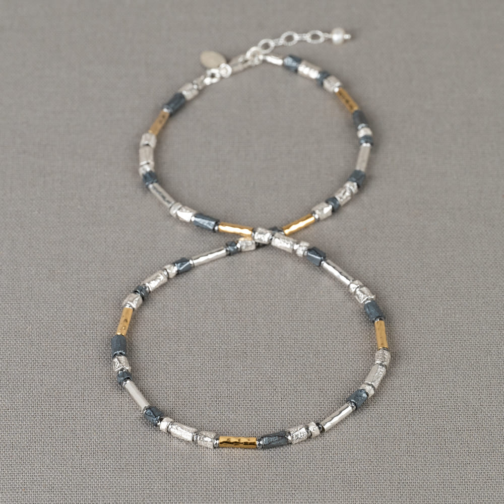 Collier maakt van (geoxideerd) 925 sterling zilver met goldfilled accenten. Bij dit collier is een bijpassende armband ontworpen.