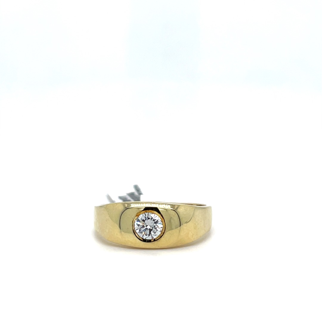 Occasion 14 karaat geel gouden ring met 0.42ct diamant. De ring heeft normaal gesproken een nieuw prijs van €2495