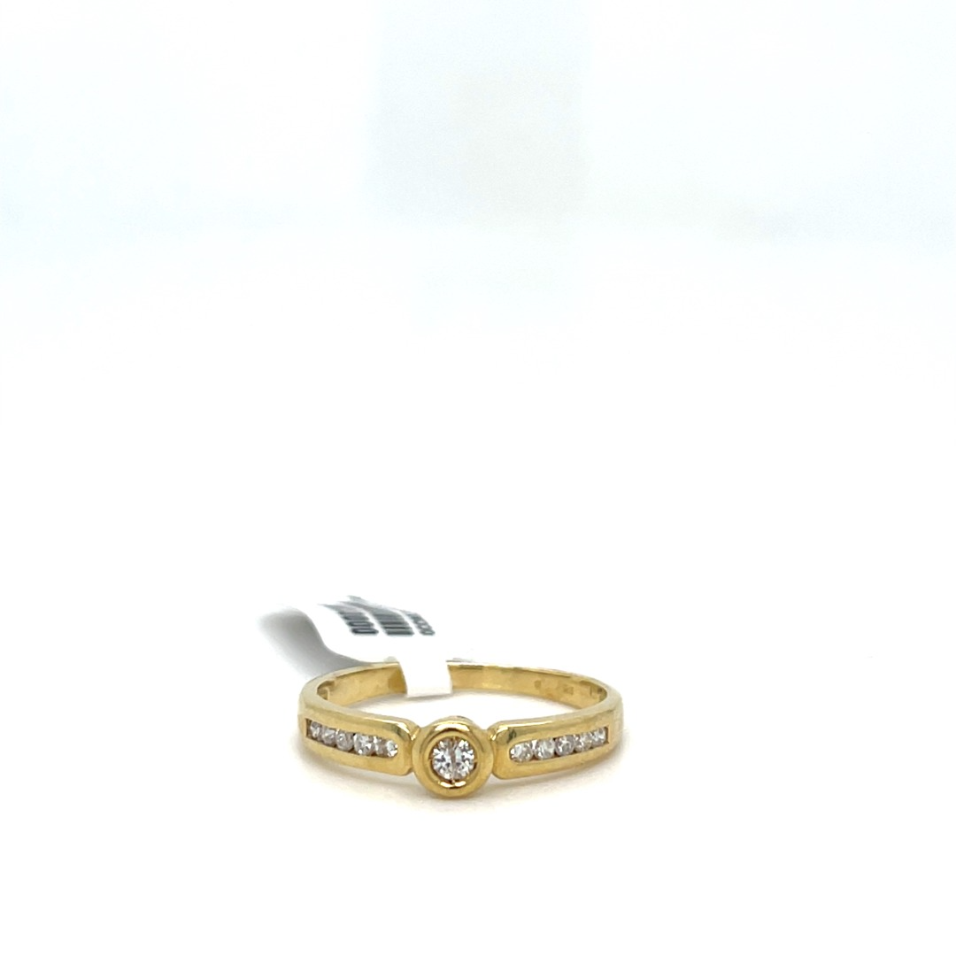 Occasion ring 14 karaat geel goud met briljant en zijstenen