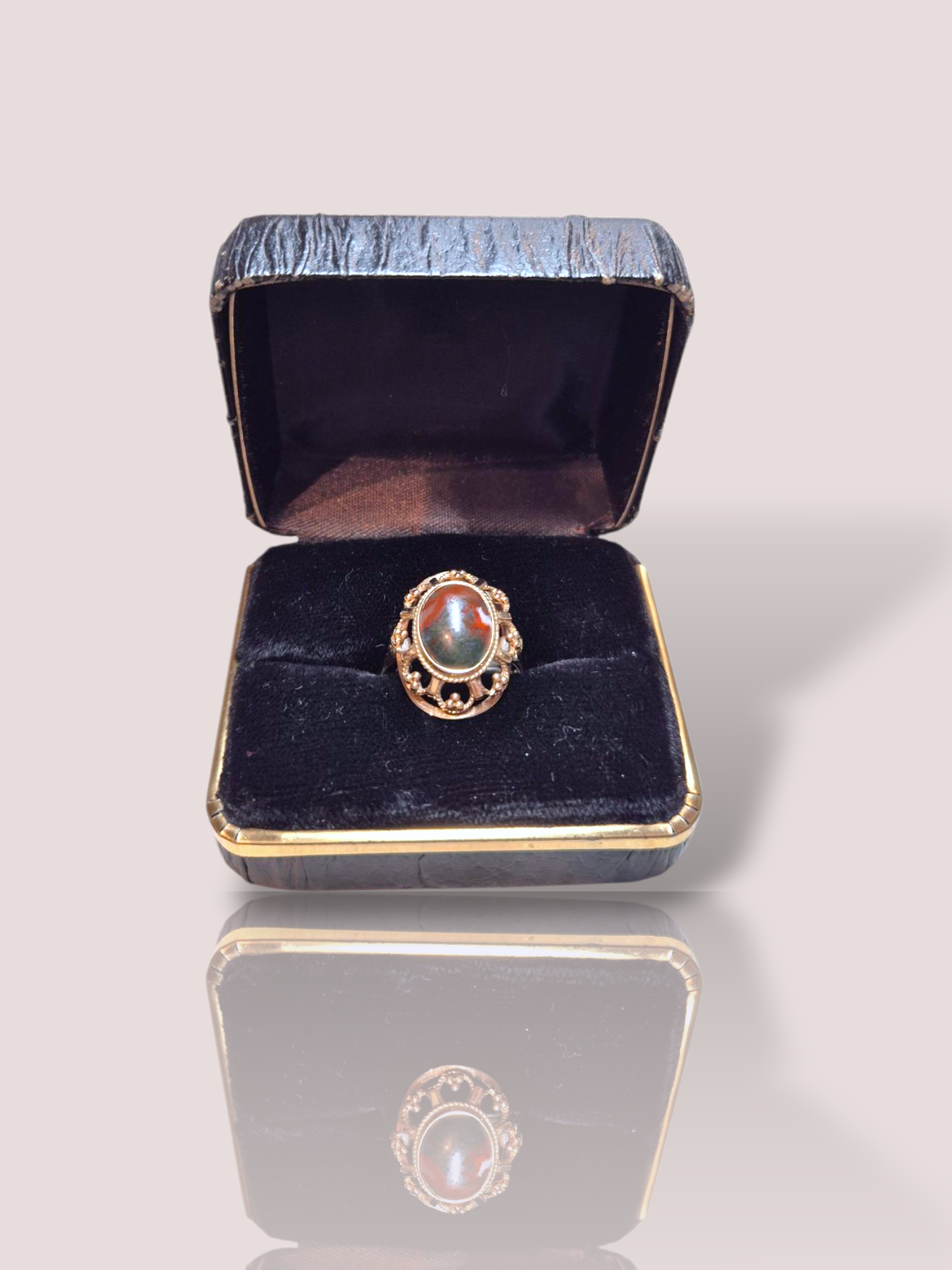 Deze vintage ring is gemaakt van 14k geel goud en is voorzien van een prachtige mosagaat. Ideaal voor liefhebbers van unieke en klassieke sieraden. Combineer deze unieke ring met andere gouden accessoires voor een verfijnde look, of draag hem solo voor een subtiele, maar stijlvolle statement. Perfect voor dagelijks gebruik of speciale gelegenheden.
