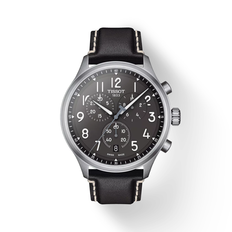 De Tissot Chrono XL Classic is een elegant en tegelijkertijd sportief horloge. De collectie biedt meerdere stijlen. Sommigen houden van de klassieke uitstraling van een traditionele leren band. Anderen geven misschien de voorkeur aan de matte roestvrijstalen armband voor een verfijnder gevoel. De wijzerplaten zijn zilverkleurig, blauw, bruin of zwart, afhankelijk van het model. Welke u ook kiest; de Tissot Chrono XL Classic zal zeker een statement maken!

Diameter:45 mm
316L roestvrijstalen behuizing
Zwitsers kwartsuurwerk
Krasbestendig saffierglas
Verstelbare leren band
Verwisselbare band met snelsluiting