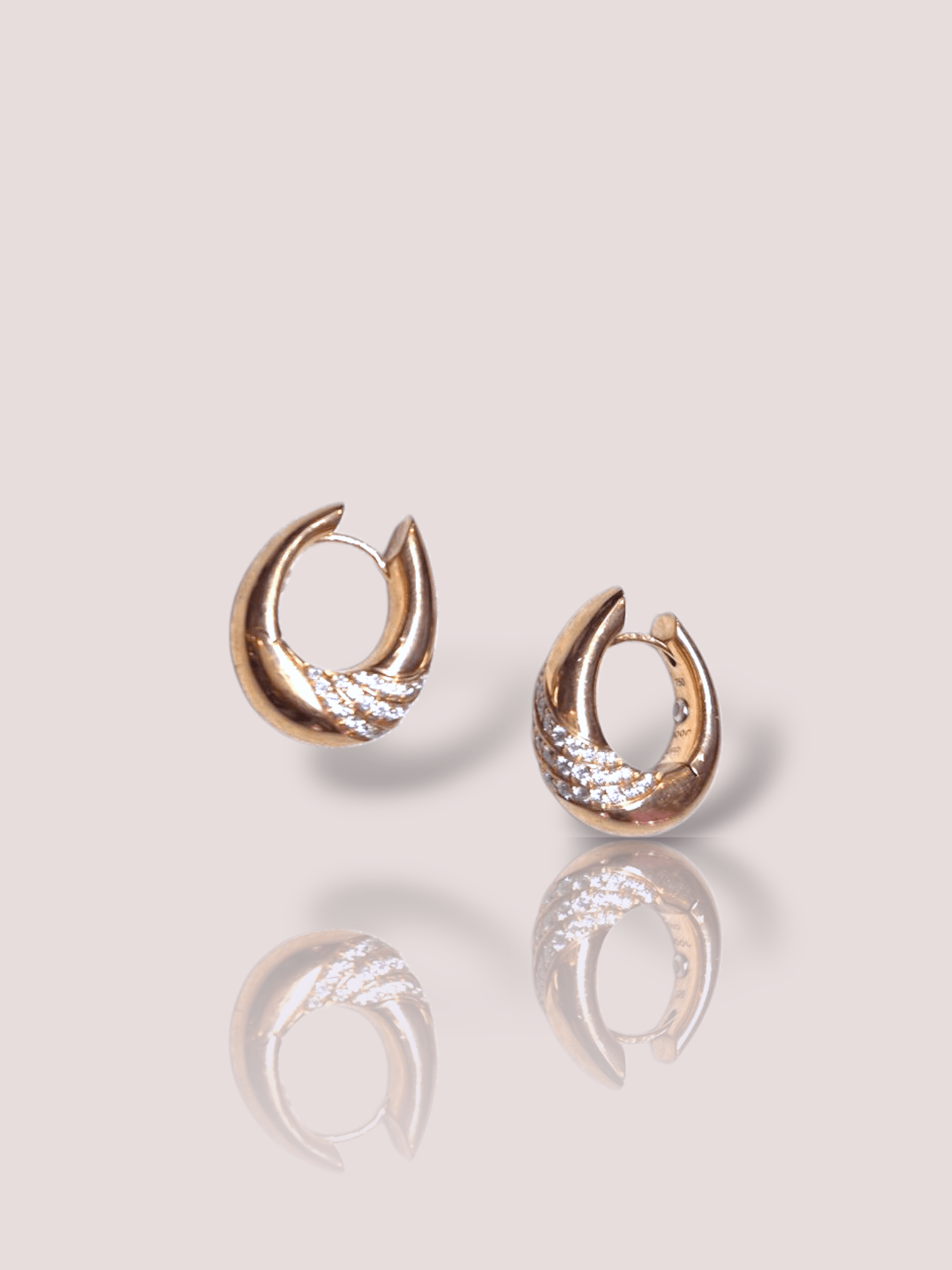 De Vintage 18k roségouden diamanten oorbellen van het Duitse juwelenhuis NOOR stralen elegantie uit met hun prachtige roségouden glans en fonkelende diamanten. Als sieraadstatements zijn ze perfect voor zowel formele gelegenheden als het toevoegen van een vleugje luxe aan alledaagse outfits. Draag ze met opgestoken haar om hun schittering te accentueren en de verfijning van je look te verhogen.

De oorbellen zijn voorzien van stekers en bevatten elk 0,5ct aan diamanten van een prachtige witte kwaliteit. De oorbellen zijn 2 cm lang.