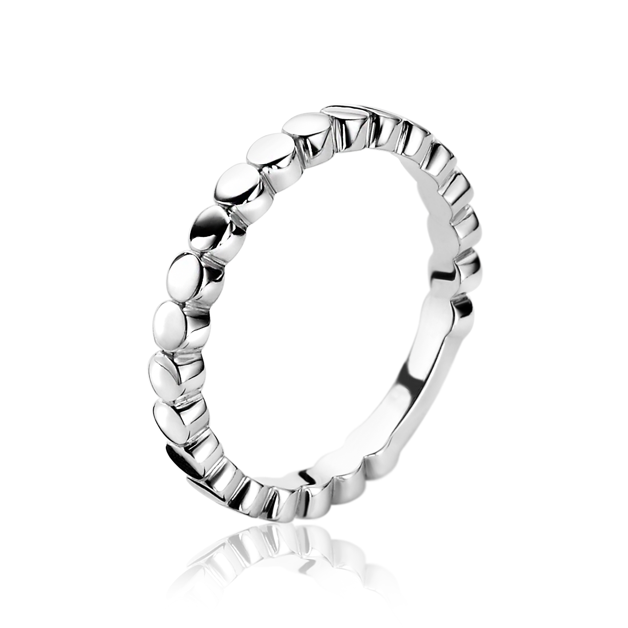 ZINZI zilveren gladde aanschuifring met rondom een trendy platte rondjes design. Gemakkelijk te combineren met andere zilveren Zinzi aanschuifringen. Mix & match! De ring is vervaardigd van eerste gehalte zilver (925) en met extra rodiumlaag voor mooie glans.
