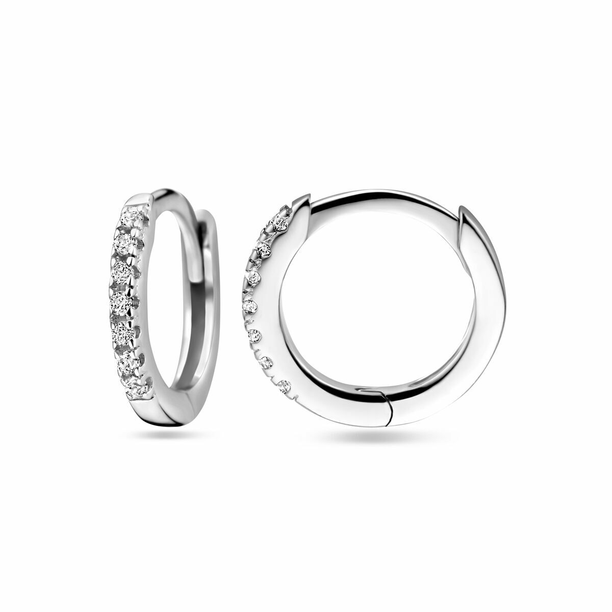 Gerhodineerd zilveren klapoorringen met afmetingen van 10x1.5mm uitgevoerd met een schitterende rijzetting van briljant geslepen zirkonia en een stevige scharnier sluiting. Deze klapoorringen sprankelen je tegemoet en geven je look direct een chique uitstraling.