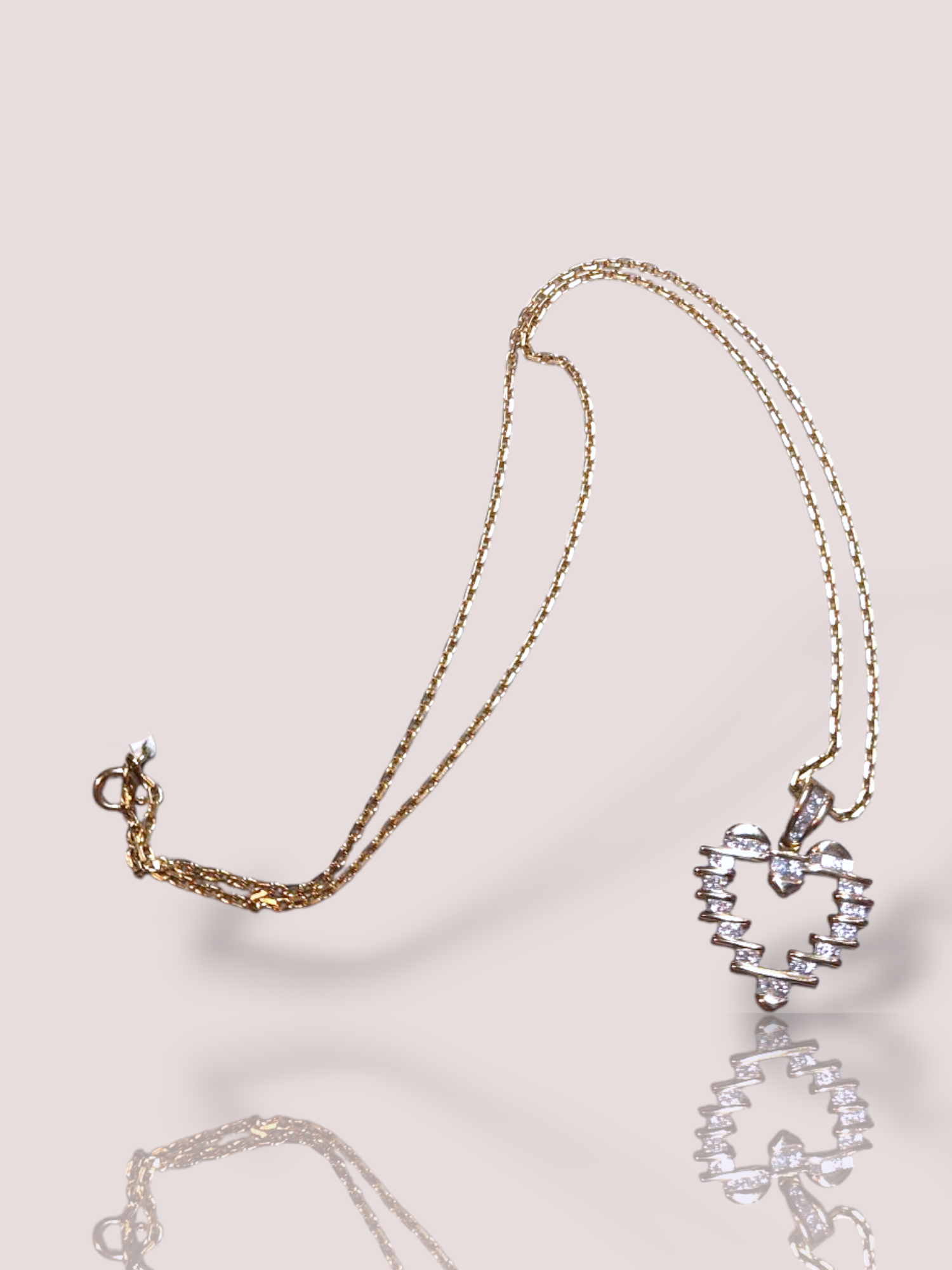 Deze prachtige hanger is gemaakt van 14 karaat geel goud en is bezet met schitterende diamanten. Het hartvormige ontwerp straalt liefde en elegantie uit. Deze hanger is perfect te dragen aan een subtiele gouden ketting voor een verfijnde look, of gelaagd met andere hangers voor een trendy uitstraling. Voeg deze unieke hanger toe aan je sieradencollectie en straal de hele dag door.