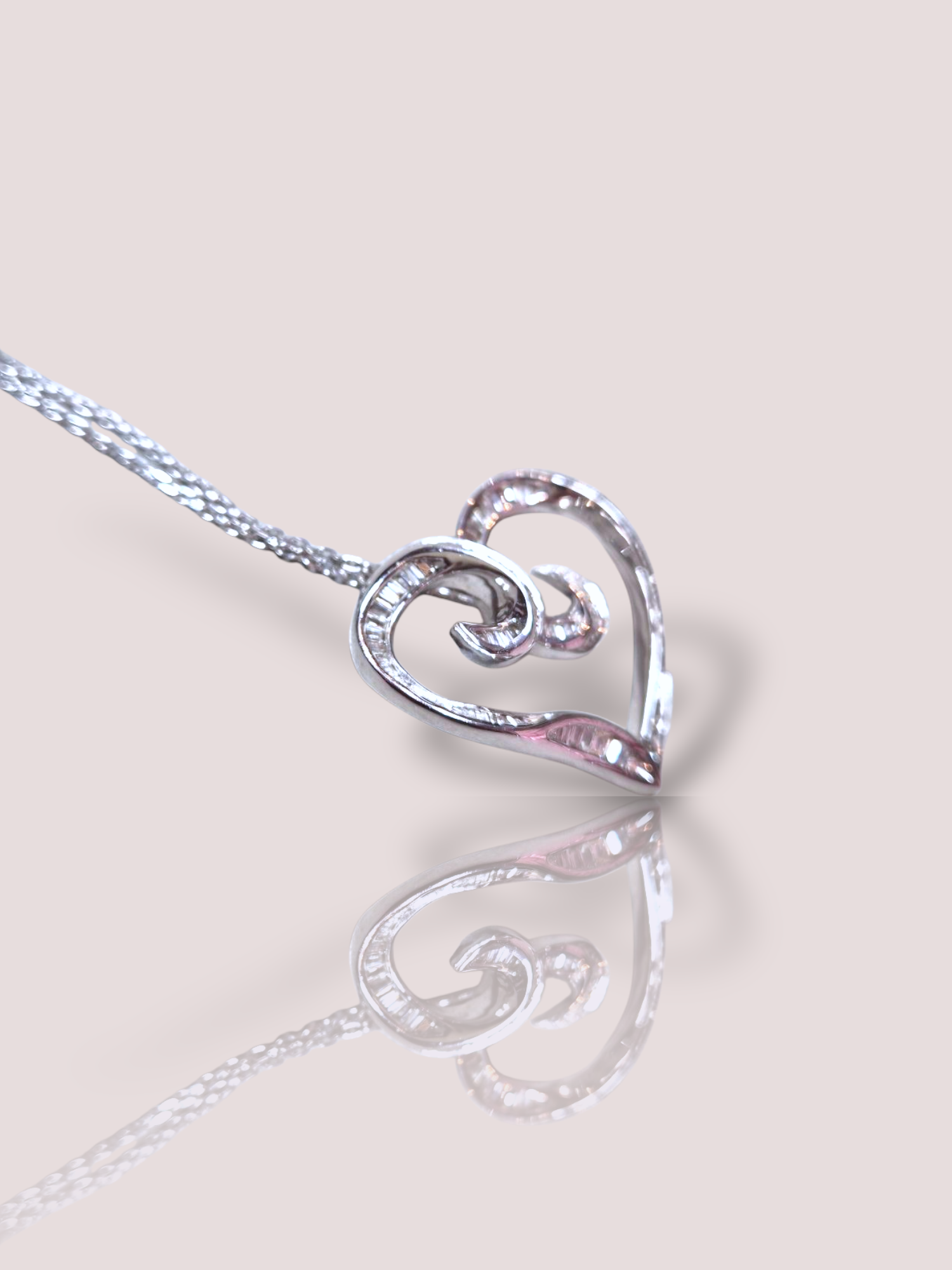 Deze vintage 18k wit gouden hart hanger is voorzien van circa 78 schitterende diamanten van in totaal 1,10ct, waardoor het een tijdloze en elegante toevoeging is aan elke outfit. Draag deze hanger aan een fijne gouden ketting voor een verfijnde look die perfect is voor elke gelegenheid. De subtiele glans van de diamant maakt deze hanger een prachtige eyecatcher.