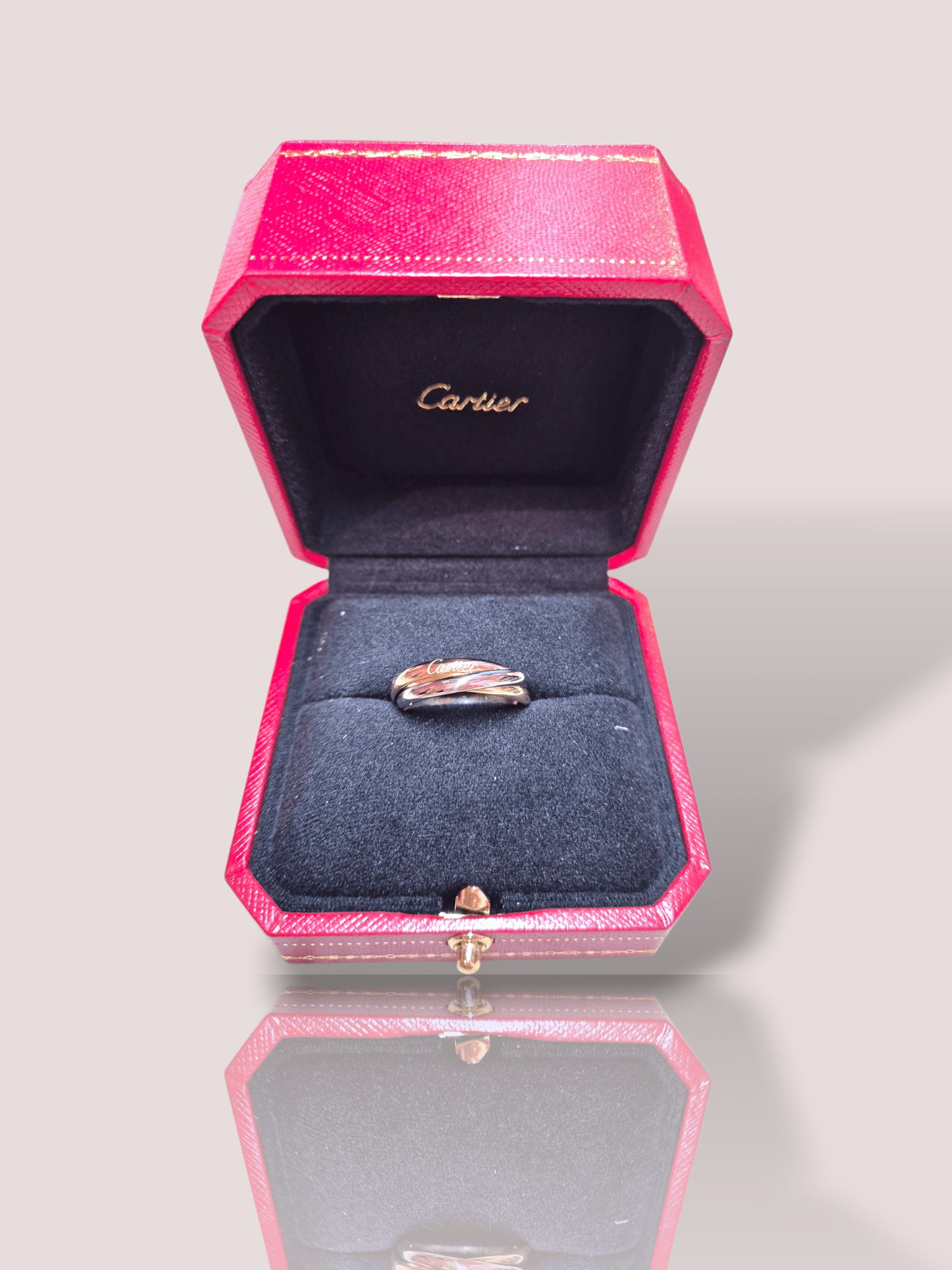 Deze vintage 18K Trinity Cartier ring is een meesterwerk met een uniek ontwerp. Deze ring is een juweel van 18-karaats goud, bestaande uit drie in elkaar verweven banden van roségoud, geelgoud en witgoud. Draag dit iconische stuk als statement accessoire, solo of gecombineerd met andere delicate ringen, voor een elegante en tijdloze uitstraling. Perfect voor elke gelegenheid.

De breedte van de ringen zijn circa 2,8 mm, het gaat hier dus om de Small uitvoering.
