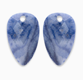 Sparkling Jewels biedt een kleurrijke collectie door het gebruik van de fijnste edelstenen. De gefacetteerde Blue Aventurine Blossom oorstenen zijn perfect om te combineren met verschillende oorbellen.

Gefacetteerde Blauwe Aventurijn edelstenen
Lengte 33mm x Breedte 21mm