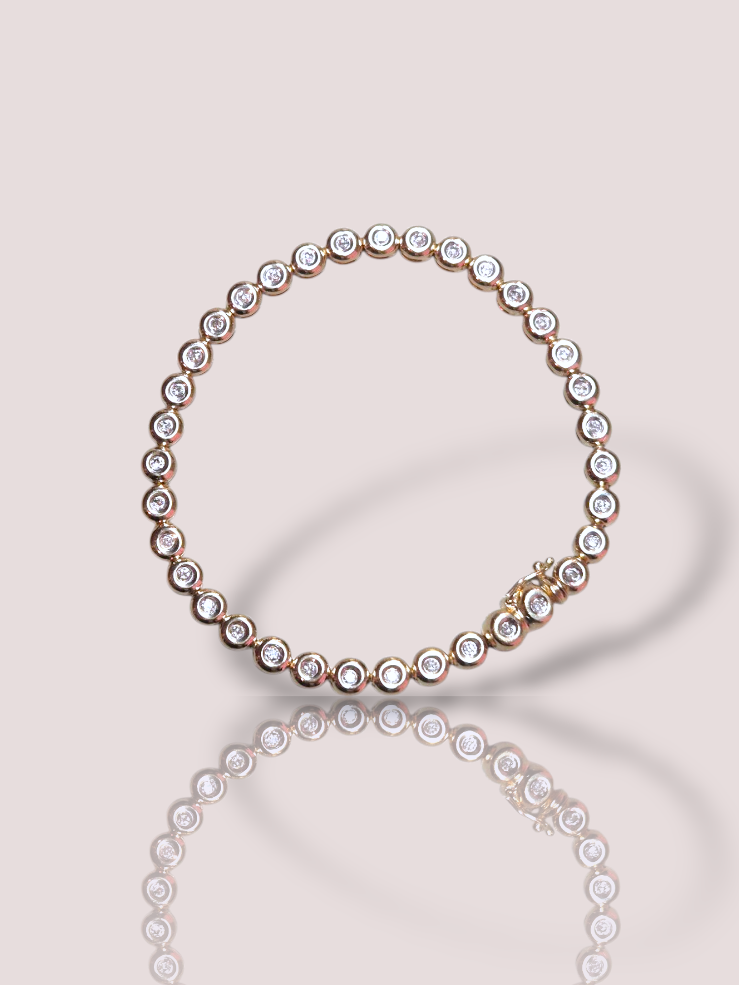 Deze vintage 14k geel gouden tennisarmband met diamant biedt elegantie en verfijning. Deze armband van ongekend merk is uitgevoerd in geel goud en versierd met schitterende diamanten. Draag hem solo voor een subtiele uitstraling, of combineer met andere gouden accessoires voor een gelaagde, luxueuze look. Perfect voor zowel dagelijks als avondgebruik.

De armband bevat 35 diamanten met een gewicht van in totaal circa 0,875ct.
