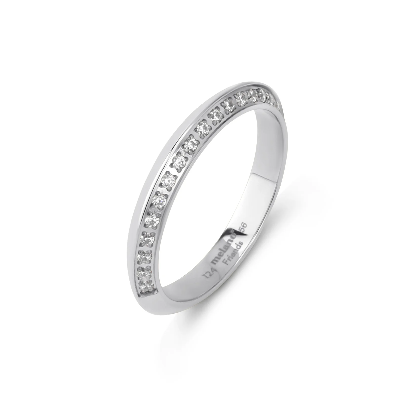 De Melano Friends Imaan ring combineert klassieke elegantie met een eigenwijze twist. Het subtiele design heeft een driehoekige afwerking en is versierd met schitterende zikonia steentjes aan de schuine zijden. Een stijlvolle keuze met een speels randje! De Imaan ring is 2,5 mm breed en is verkrijgbaar in een zilver-, rose goud- of goudkleurige plating.