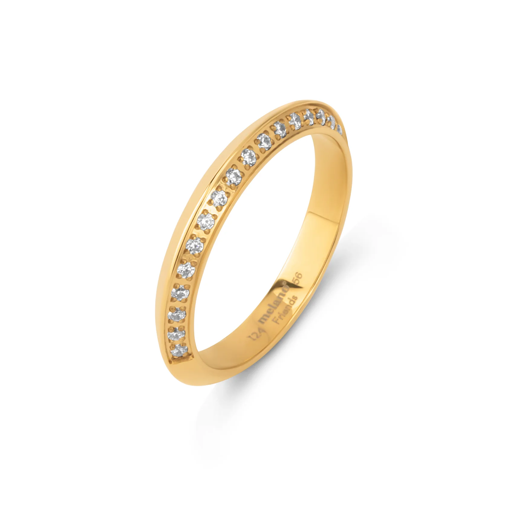 De Melano Friends Imaan ring combineert klassieke elegantie met een eigenwijze twist. Het subtiele design heeft een driehoekige afwerking en is versierd met schitterende zikonia steentjes aan de schuine zijden. Een stijlvolle keuze met een speels randje! De Imaan ring is 2,5 mm breed en is verkrijgbaar in een zilver-, rose goud- of goudkleurige plating.