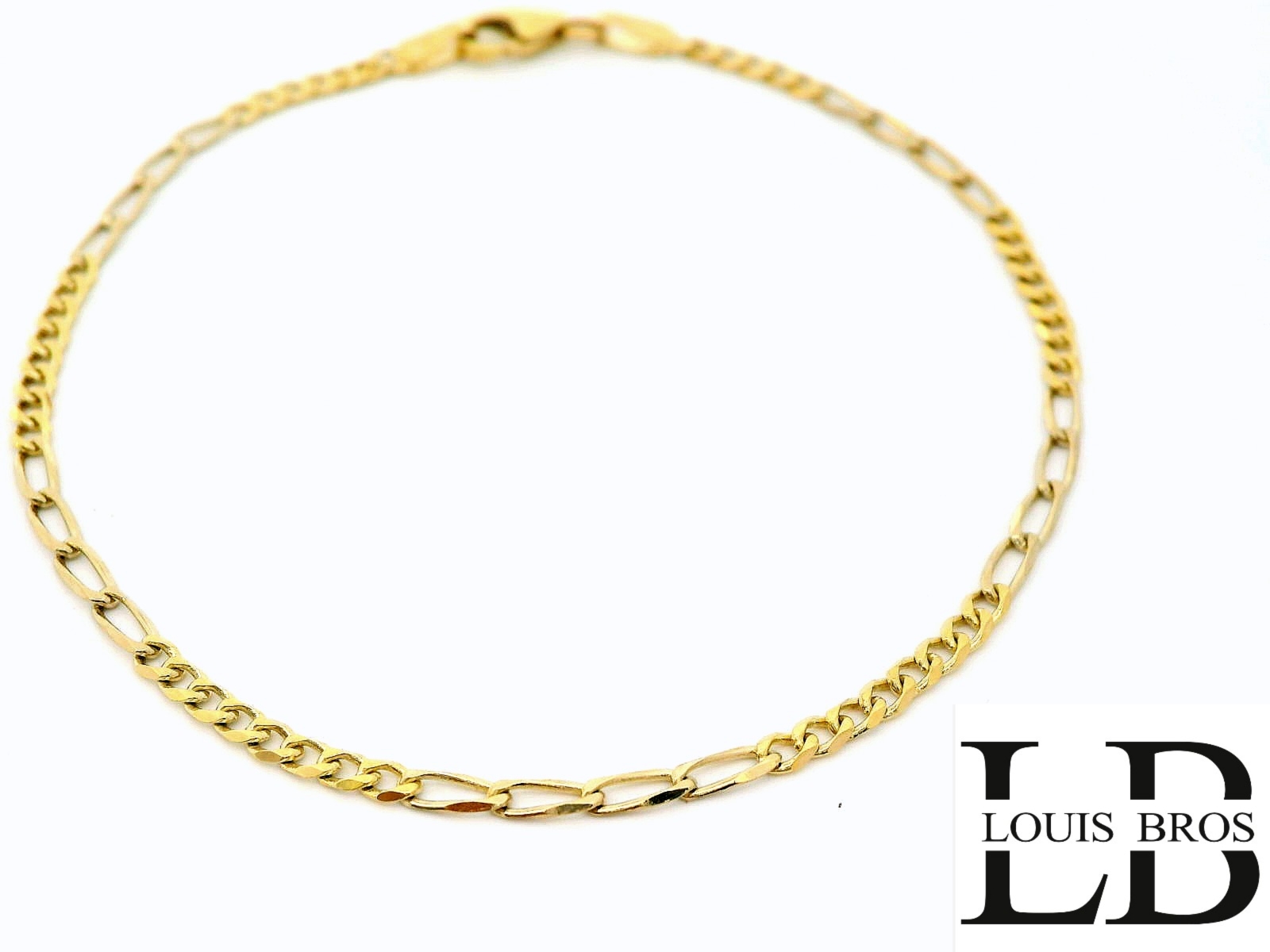 Deze verfijnde armband is vervaardigd uit 14 karaat geelgoud (2.25 gr) en uitgevoerd met klassieke Figaro-schakels. Het elegante ontwerp – een afwisseling van korte en langere schakels – geeft de armband een subtiele, stijlvolle uitstraling. Dankzij het slanke ontwerp is deze armband perfect als unisex sieraad: tijdloos, draagbaar en geschikt voor elke gelegenheid.

Of je nu op zoek bent naar een verfijnde toevoeging aan je dagelijkse look of een waardevol geschenk voor een geliefde, deze geelgouden Figaro-armband is een blijvend symbool van smaak en kwaliteit.

Kenmerken:

Materiaal: 14 karaat geelgoud

Design: Fijne Figaro-schakels

Geslacht: Unisex

Stijl: Tijdloos, elegant en veelzijdig

Afwerking: Hoogglans gepolijst