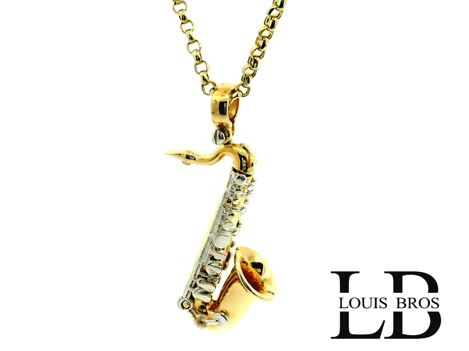 Deze verfijnde hanger in de vorm van een saxofoon (8.45 gr) is vervaardigd uit 14 karaat bicolor goud – een stijlvolle combinatie van geel- en witgoud. Het gedetailleerde ontwerp benadrukt de elegante vormen van het instrument en maakt deze hanger tot een bijzonder sieraad voor muziekliefhebbers en saxofonisten.

Of je het nu draagt als persoonlijk symbool of als uniek cadeau voor een muzikale dierbare, deze bicolor gouden saxofoon is een tijdloos stukje vakmanschap dat stijl en passie samenbrengt.

Kenmerken:

Materiaal: 14 karaat bicolor goud (geel- en witgoud)

Vorm: Saxofoon

Afwerking: Glanzend en verfijnd gedetailleerd

Stijl: Klassiek, muzikaal en uniek

Geschikt voor: Hangers/kettingen

