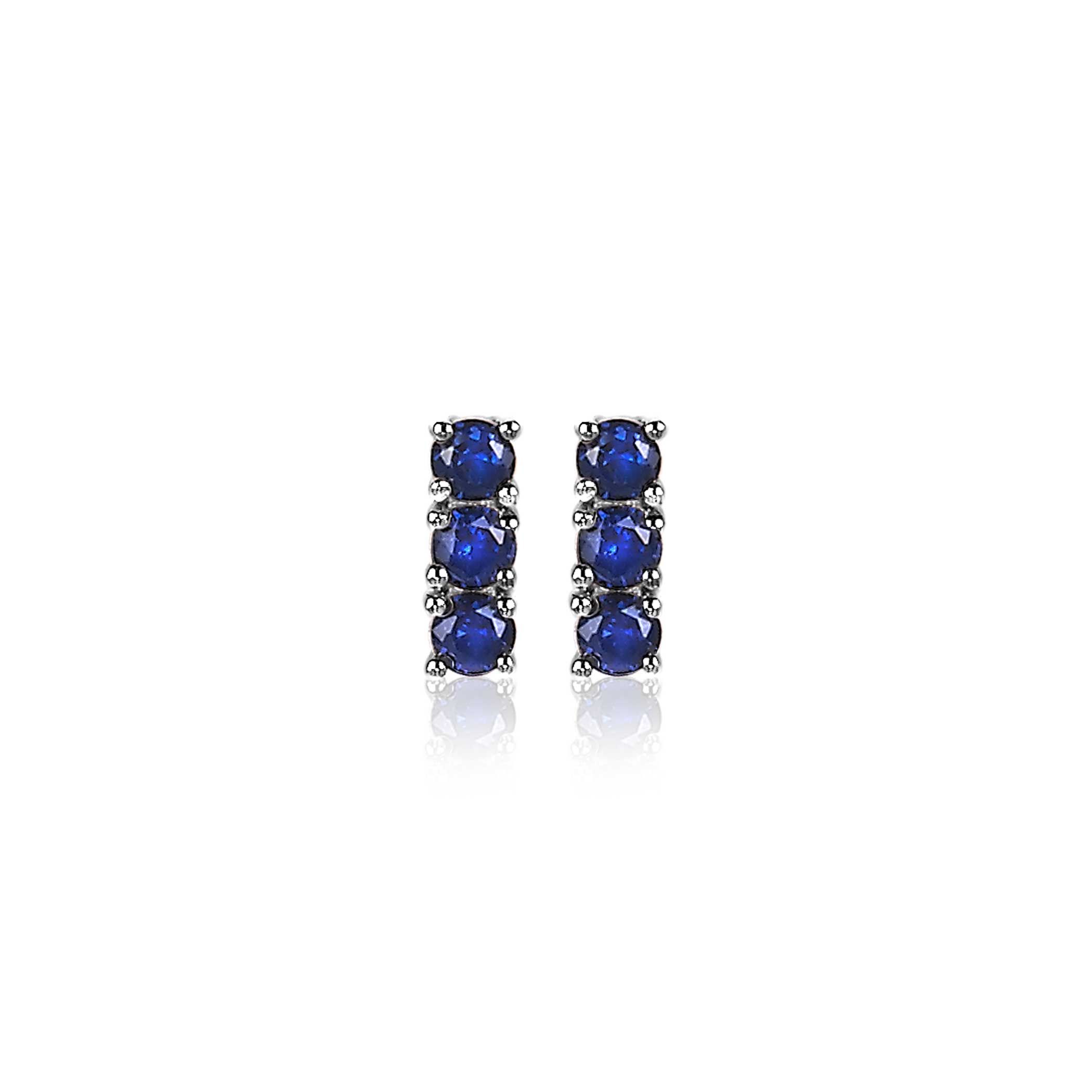 ZINZI zilveren oorknoppen (8mm) met drie donkerblauwe kleurstenen in rij gezet in chaton zetting. Deze subtiele oorknopjes zijn stijlvol en elegant bij elke outfit en laten zich eenvoudig combineren met andere sieraden! Vervaardigd van eerste gehalte zilver (925) en voorzien van een extra rodiumlaag voor een langdurige glans.